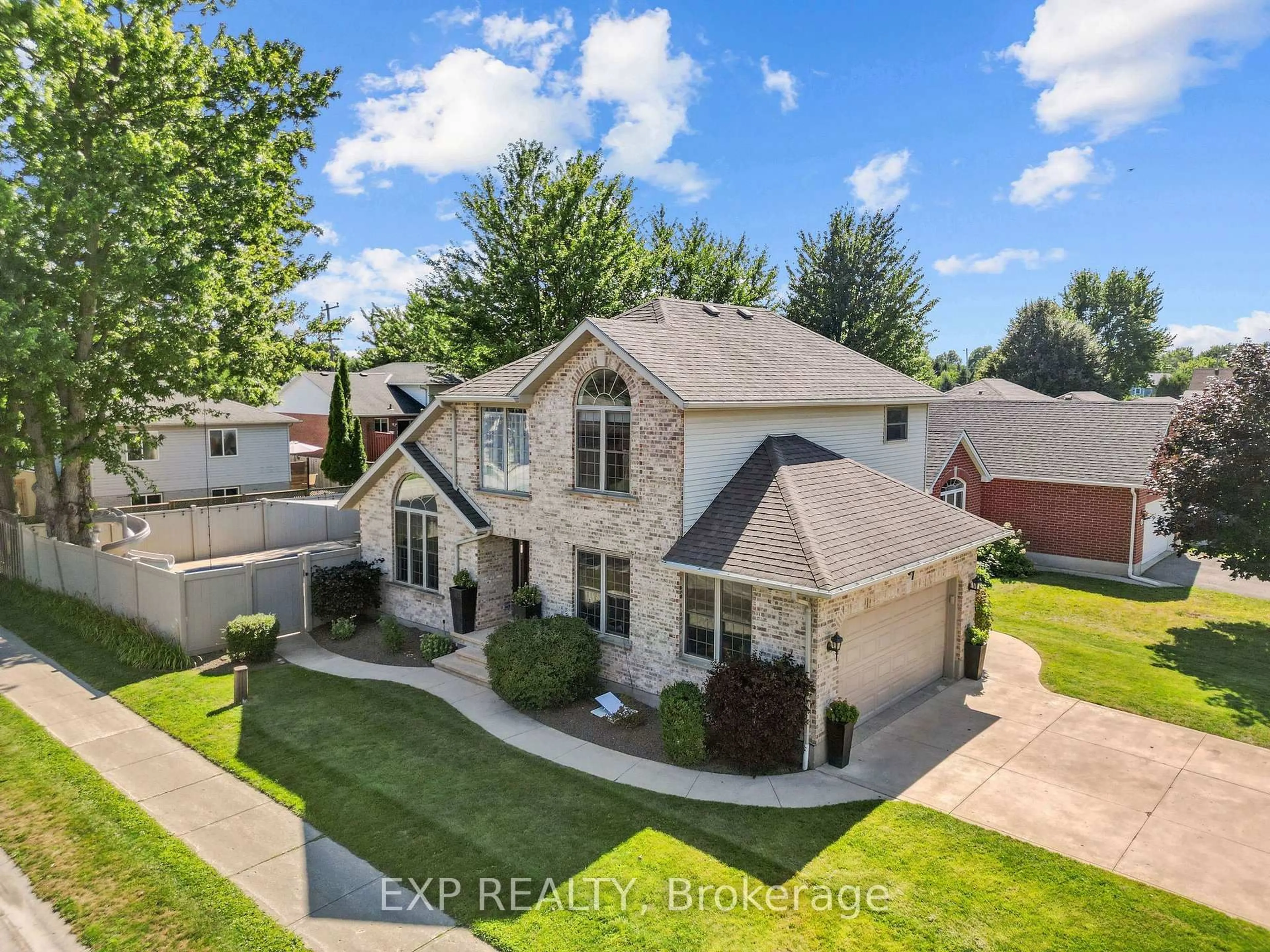 A pic from outside/outdoor area/front of a property/back of a property/a pic from drone, street for 197 Gibson Cres, Lucan Biddulph Ontario N0M 2J0