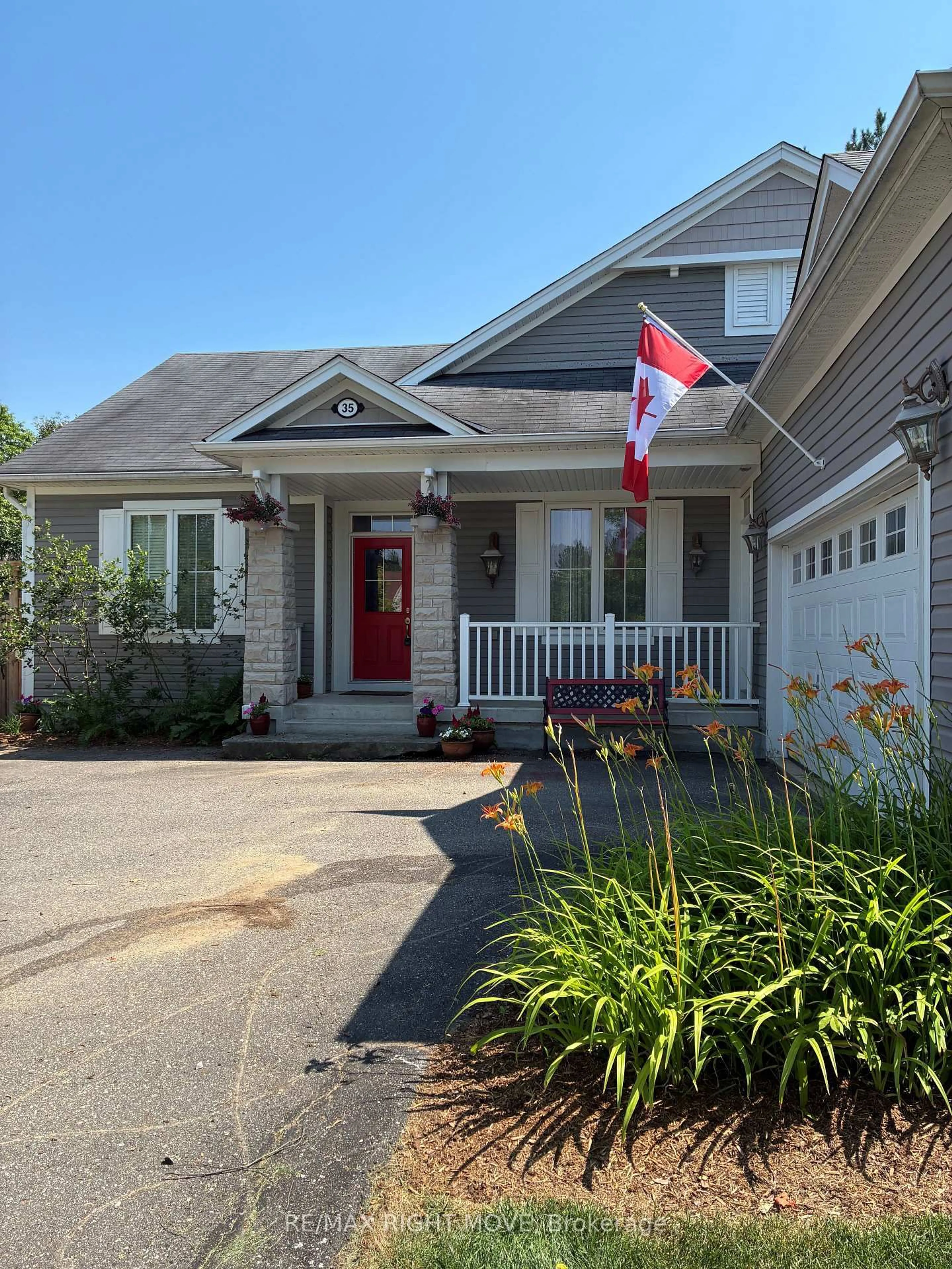 Home with vinyl exterior material, street for 35 Fieldstream Chse, Bracebridge Ontario P1L 0B2