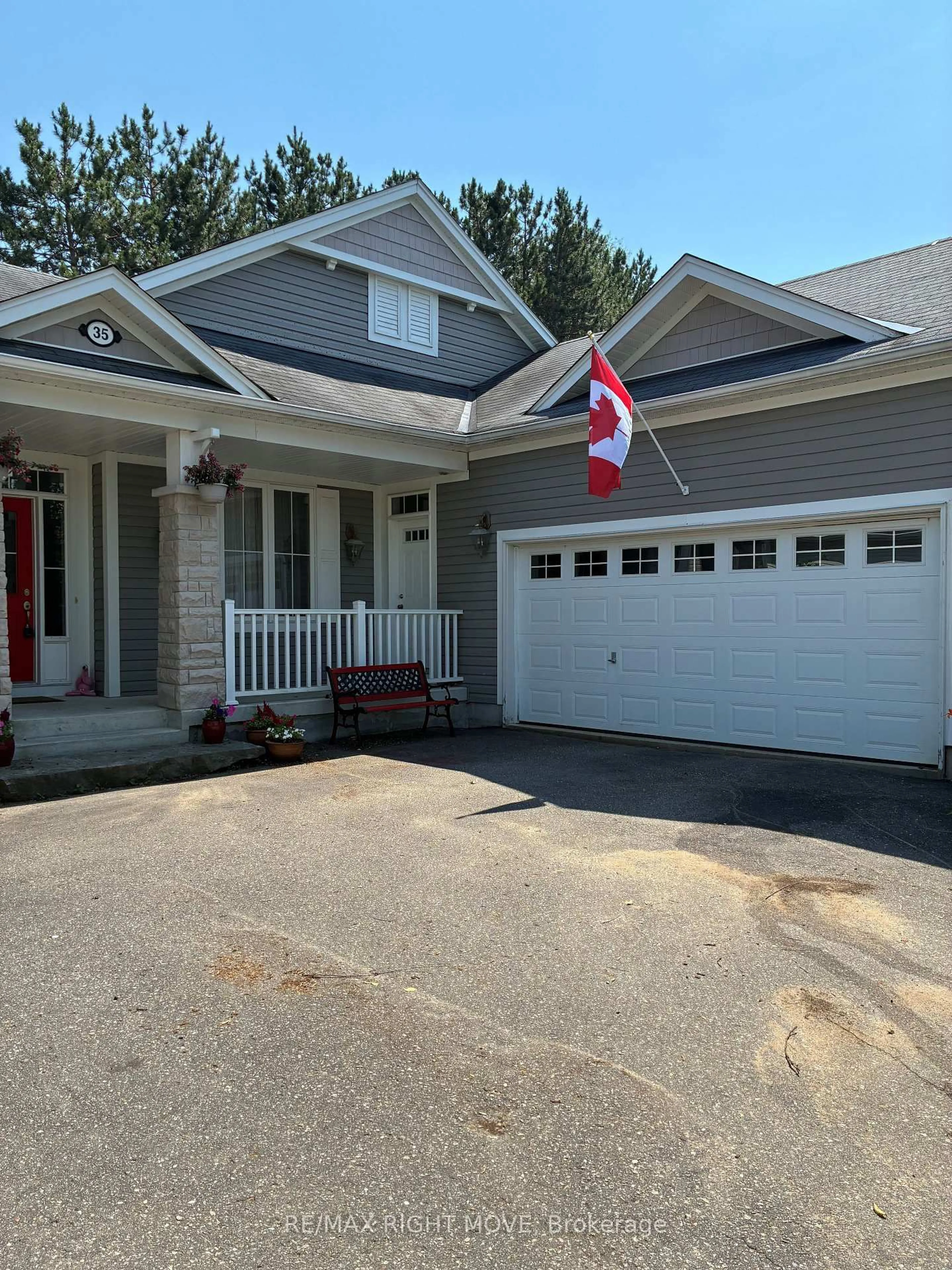Home with vinyl exterior material, street for 35 Fieldstream Chse, Bracebridge Ontario P1L 0B2