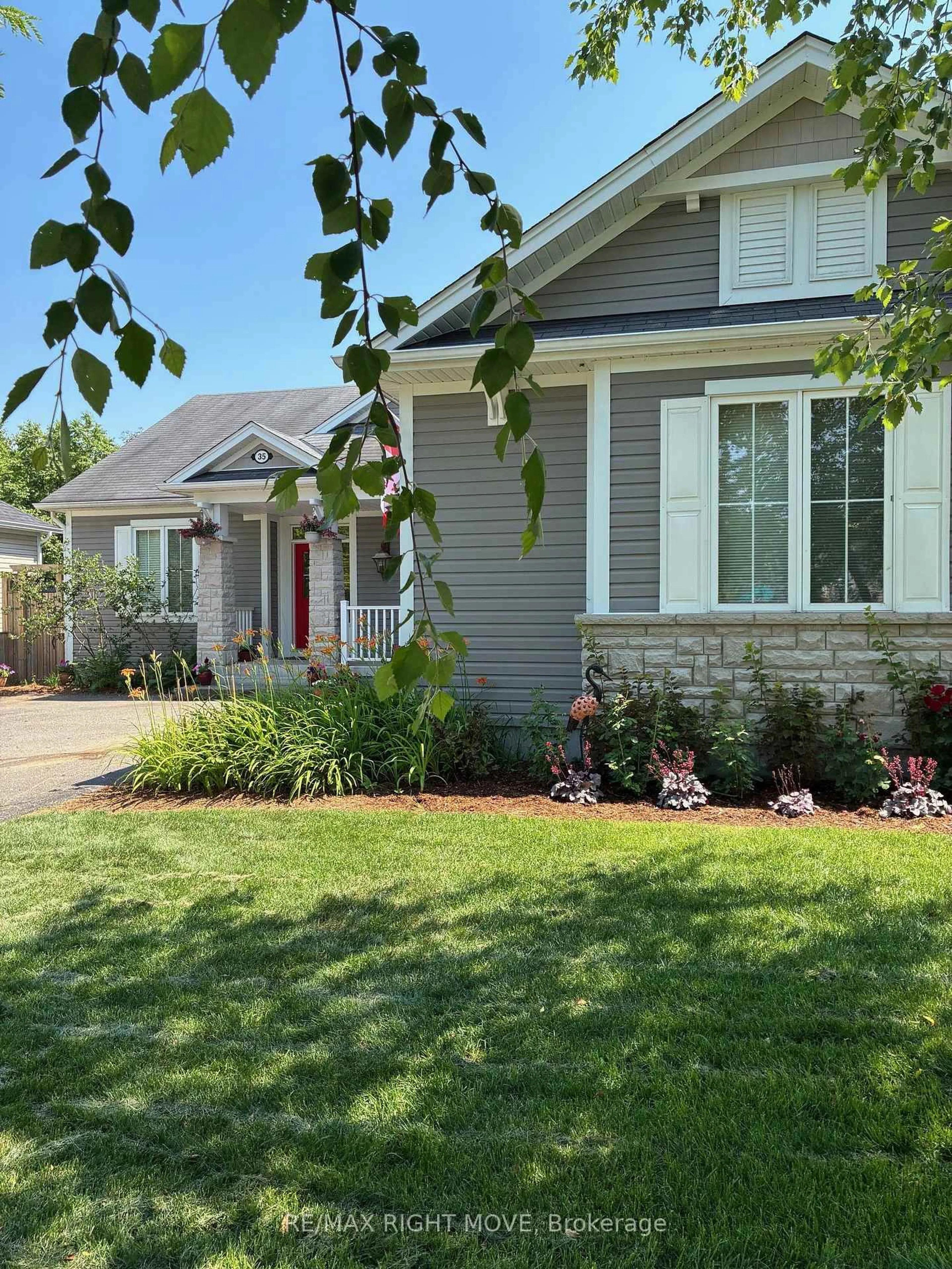 Home with vinyl exterior material, street for 35 Fieldstream Chse, Bracebridge Ontario P1L 0B2