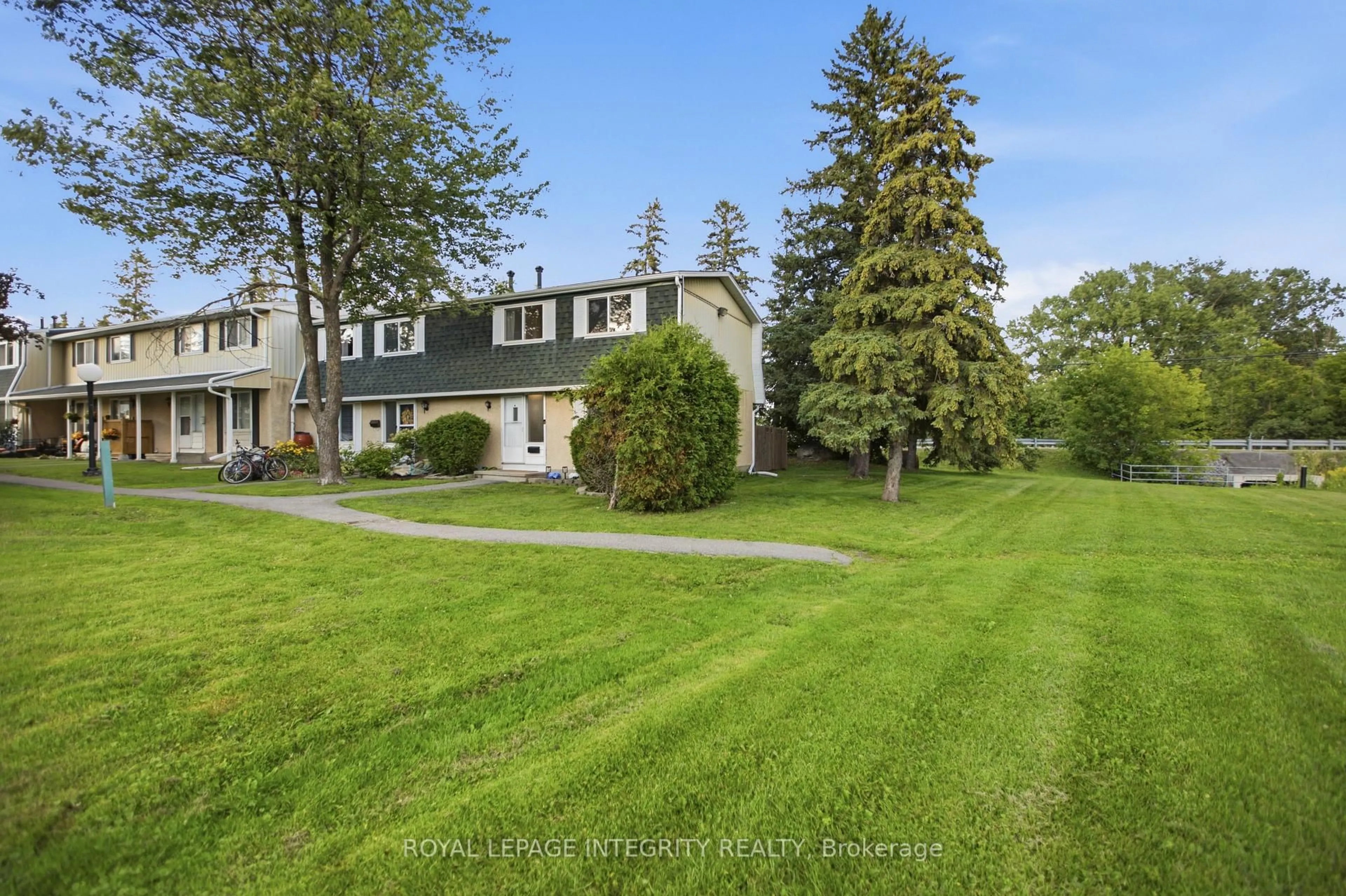 A pic from outside/outdoor area/front of a property/back of a property/a pic from drone, street for 1544K Beaverpond Dr, Ottawa Ontario K1B 3R9