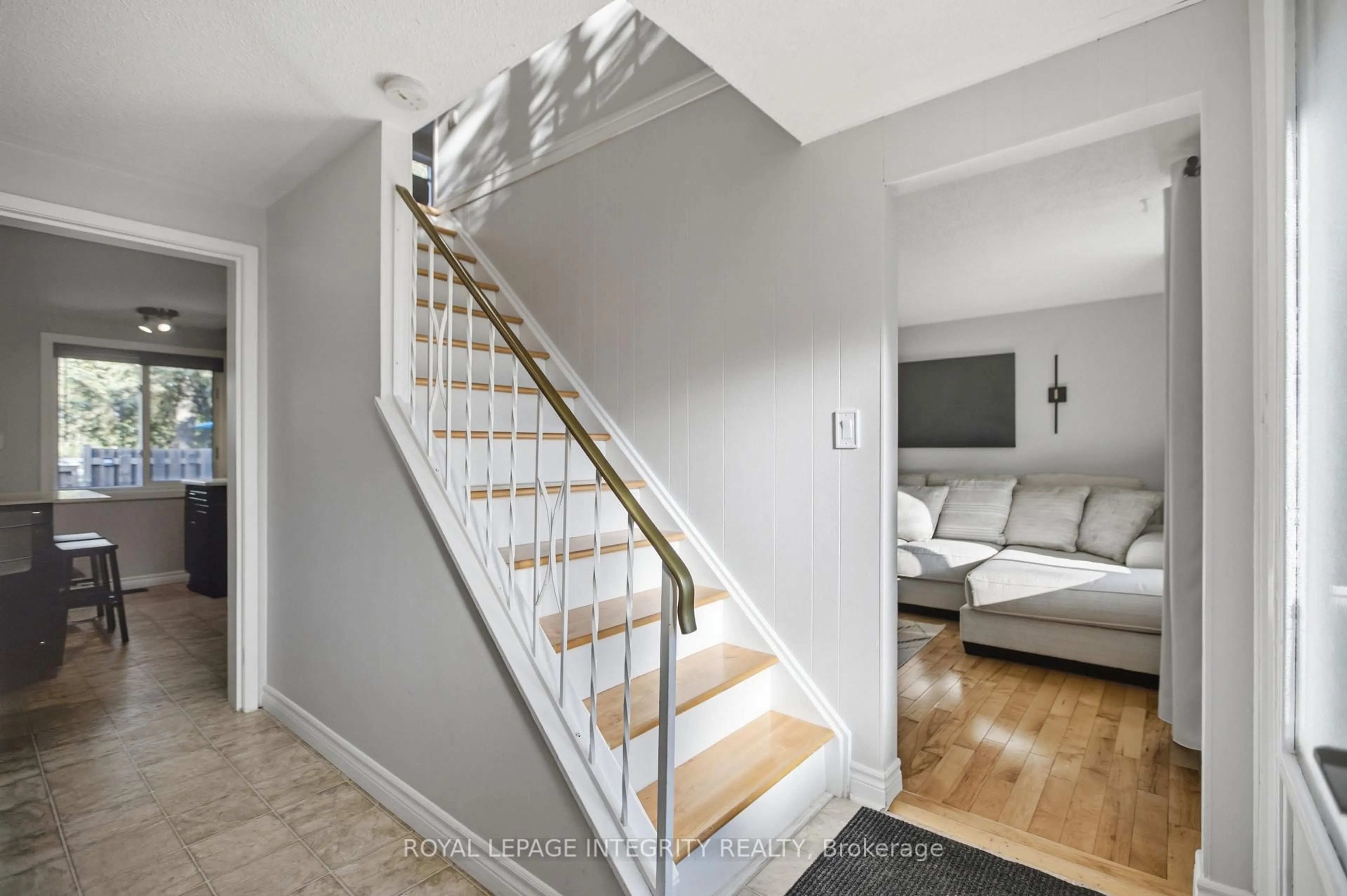 Stairs for 1544K Beaverpond Dr, Ottawa Ontario K1B 3R9