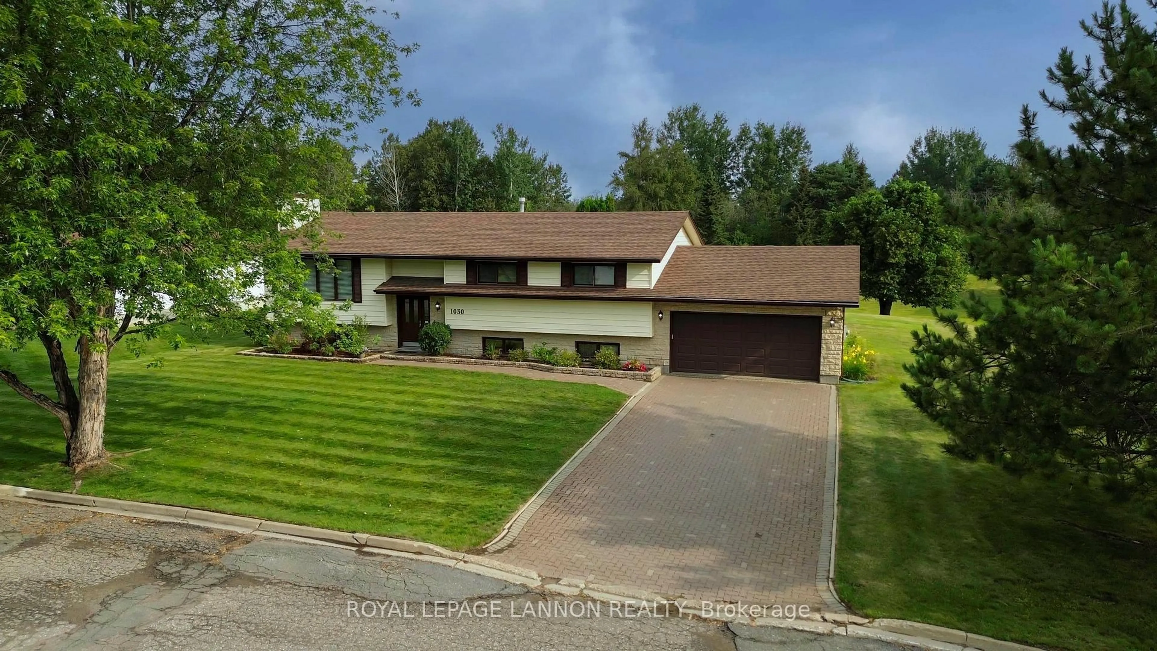 A pic from outside/outdoor area/front of a property/back of a property/a pic from drone, street for 1030 Brookview Pl, Thunder Bay Ontario P7J 1B2