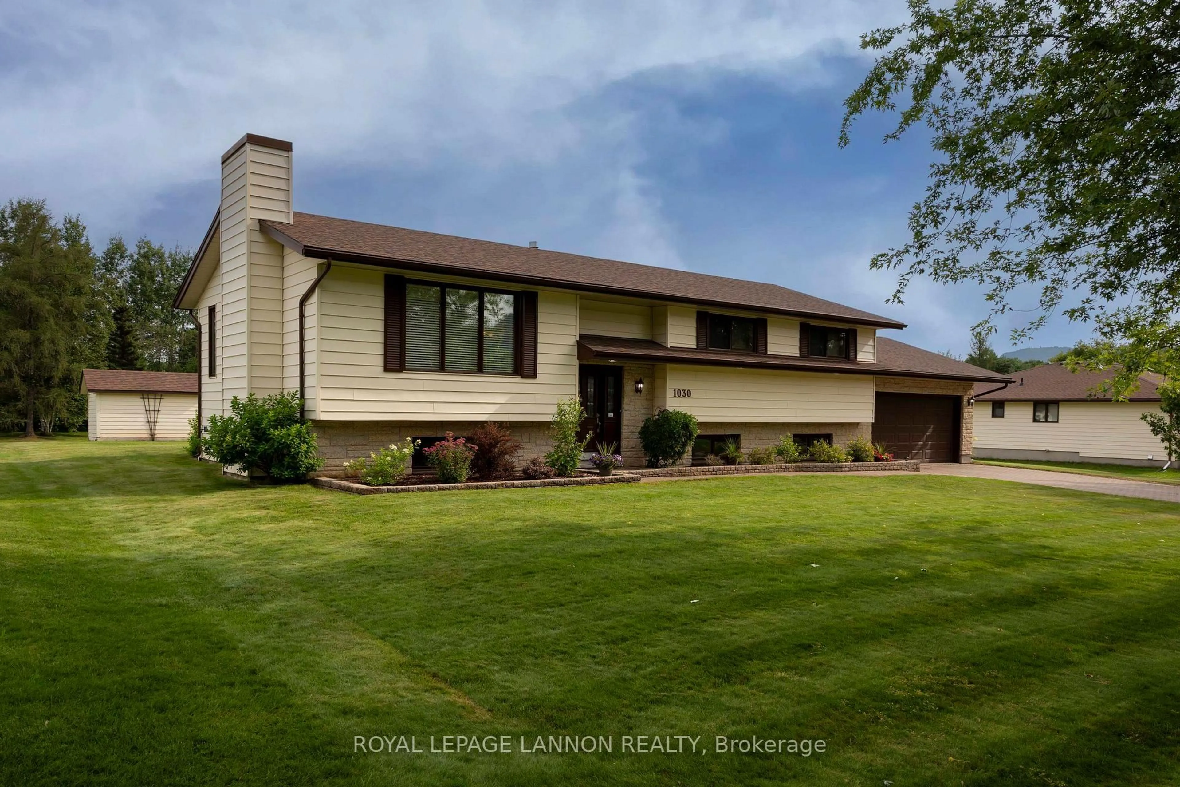 Home with vinyl exterior material, street for 1030 Brookview Pl, Thunder Bay Ontario P7J 1B2