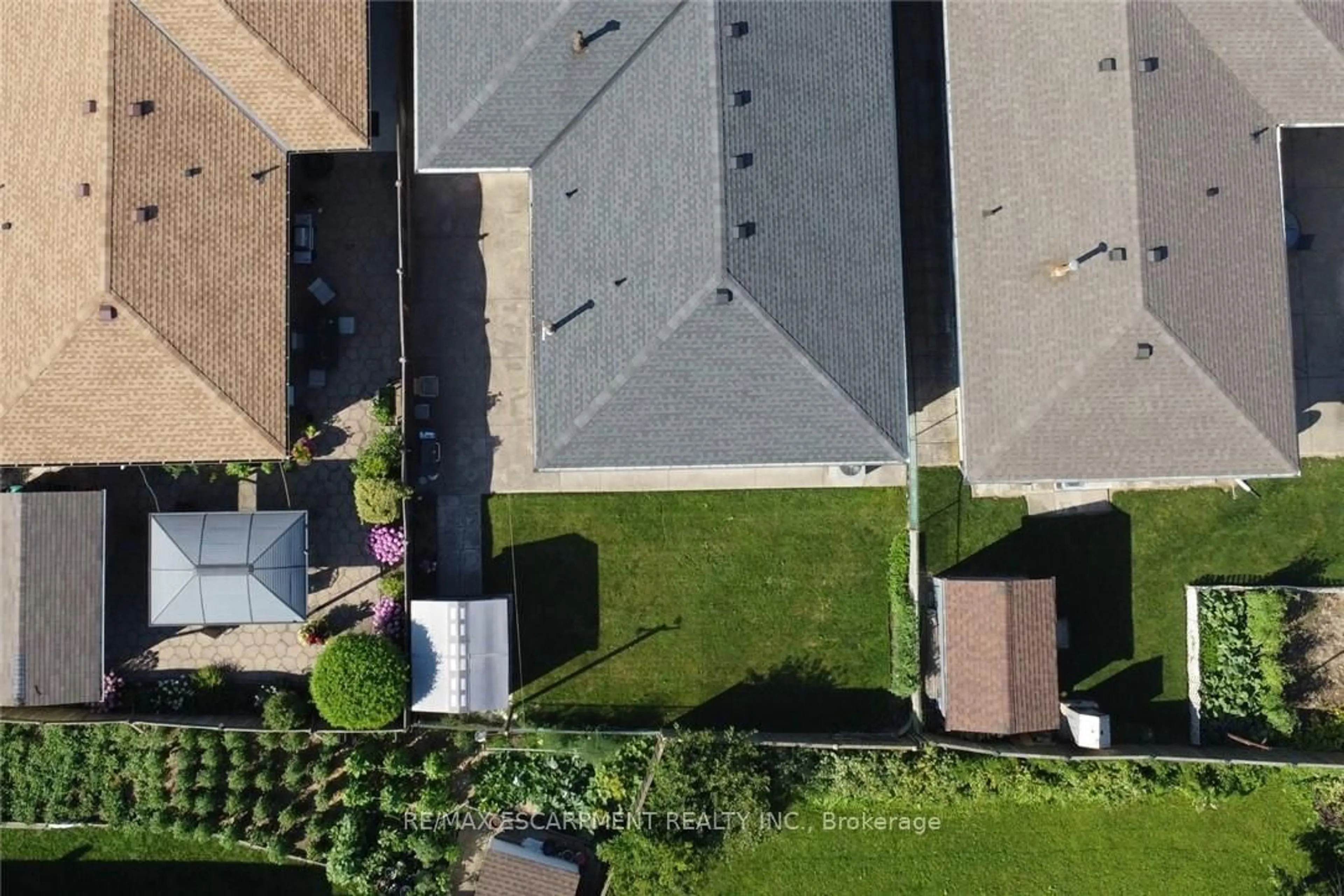 A pic from outside/outdoor area/front of a property/back of a property/a pic from drone, street for 36 Abbington Dr, Hamilton Ontario L9C 4R3