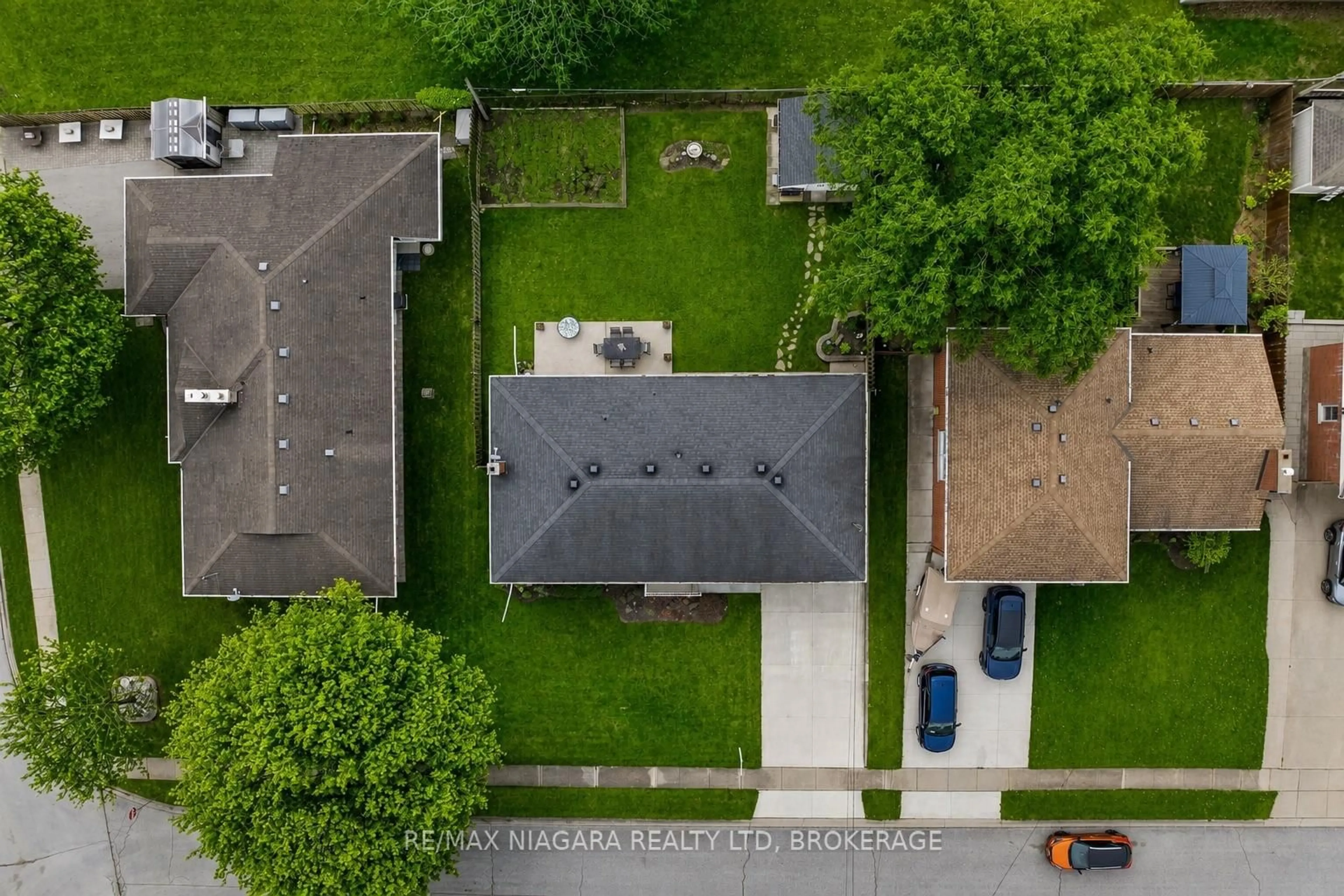 A pic from outside/outdoor area/front of a property/back of a property/a pic from drone, street for 5938 Stevens St, Niagara Falls Ontario L2E 3A3