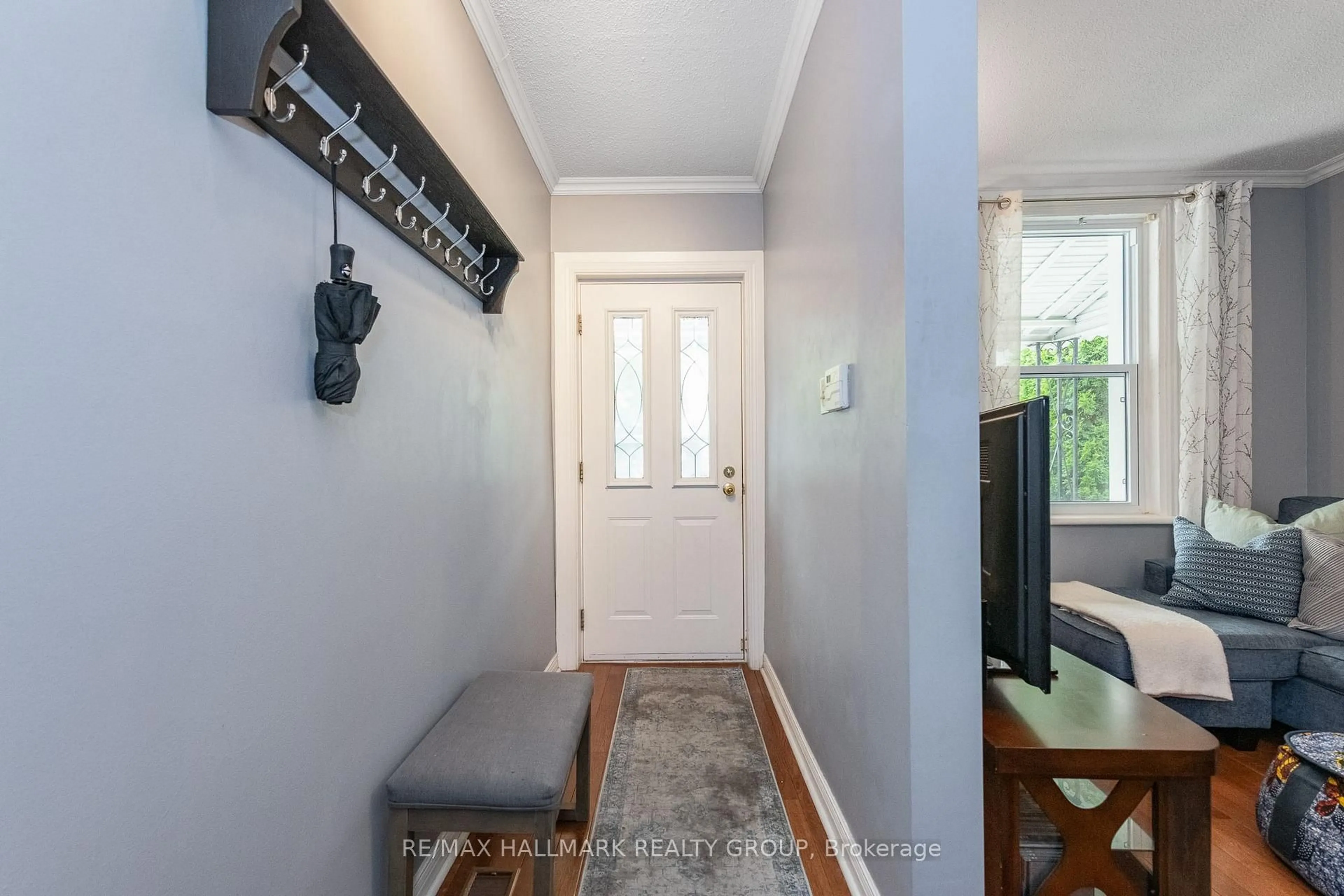 Indoor entryway for 53 Louisa St, Ottawa Ontario K1R 6Y7