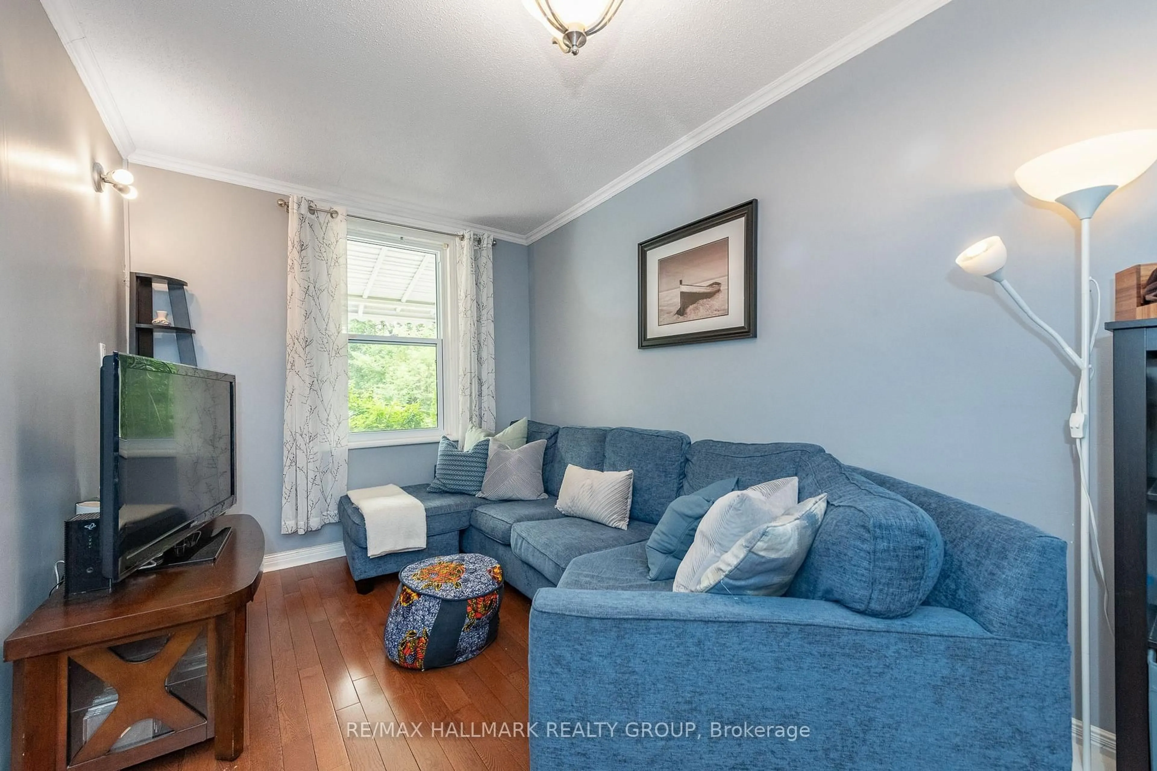 Living room with furniture, unknown for 53 Louisa St, Ottawa Ontario K1R 6Y7