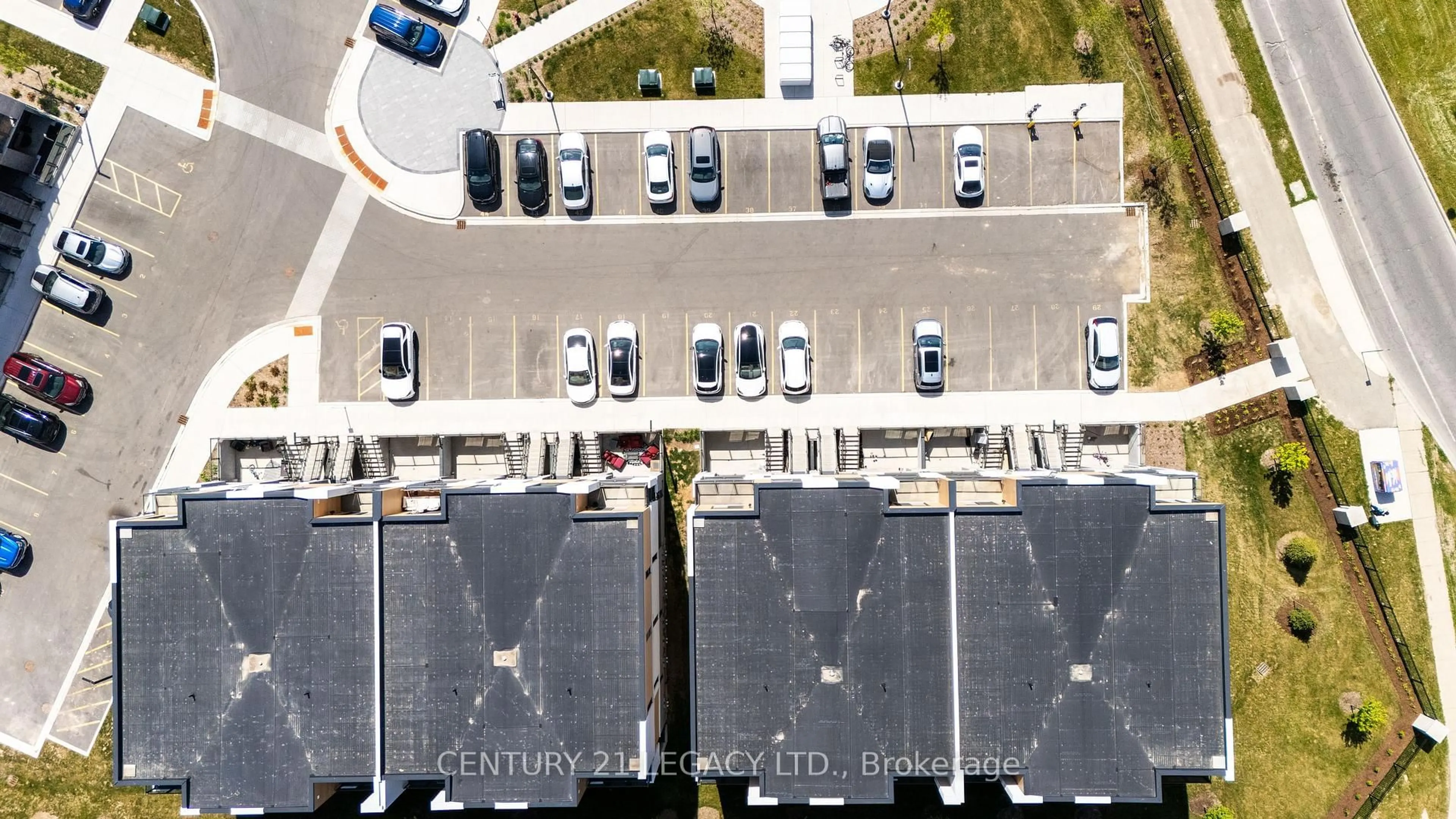 A pic from outside/outdoor area/front of a property/back of a property/a pic from drone, street for 142 Foamflower Pl, Waterloo Ontario N2V 0G9