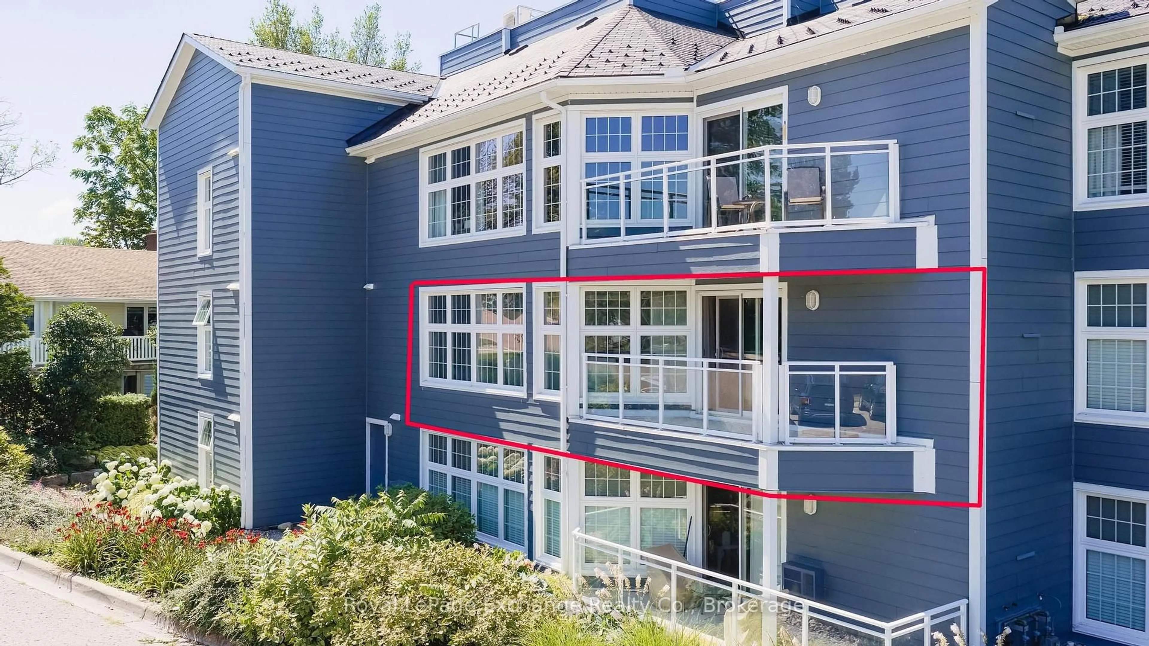 Home with vinyl exterior material, building for 200 Harbour St #204, Kincardine Ontario N2Z 3A3