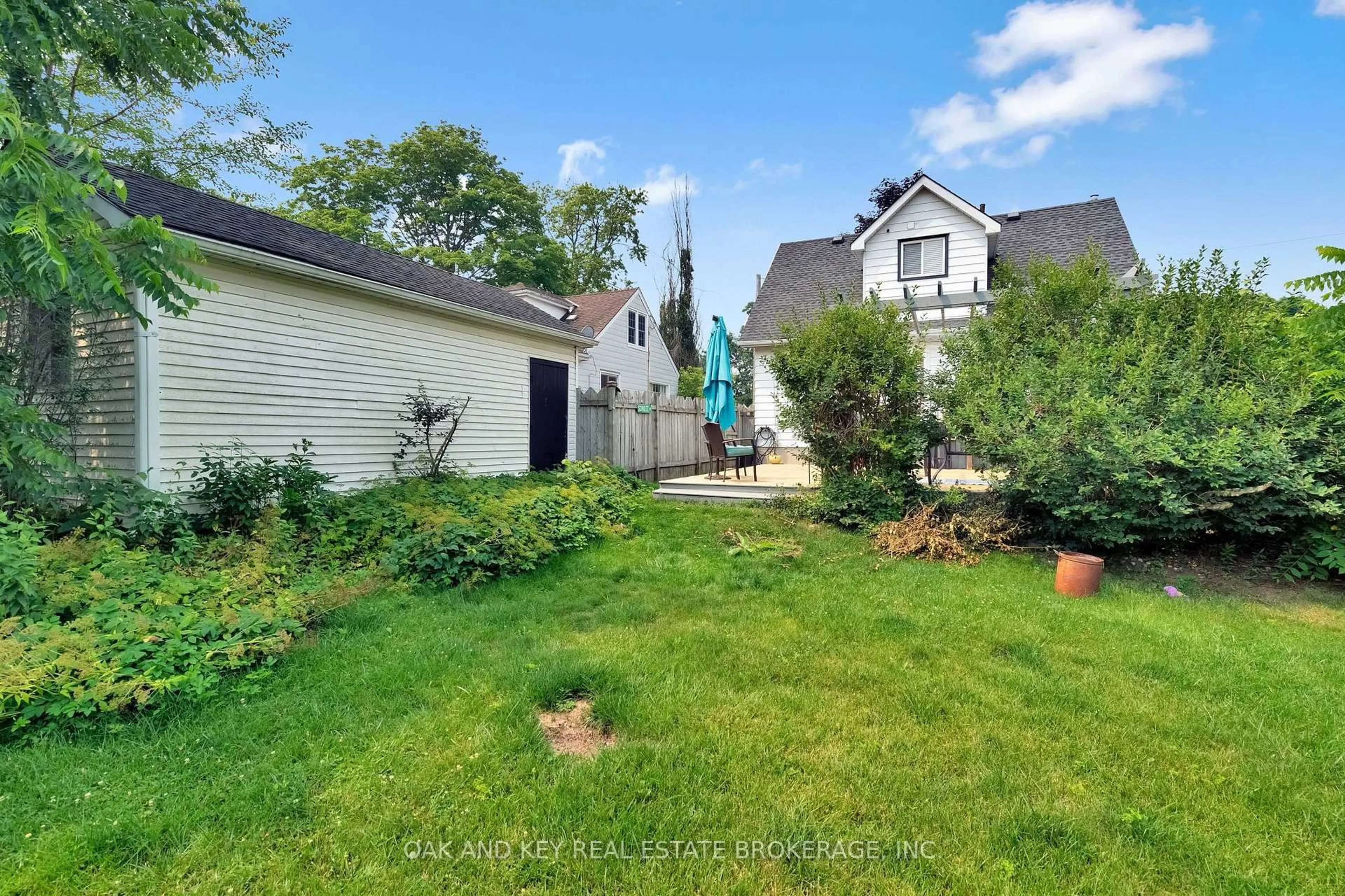 A pic from outside/outdoor area/front of a property/back of a property/a pic from drone, street for 120 Sydenham St, Woodstock Ontario N4S 7B5