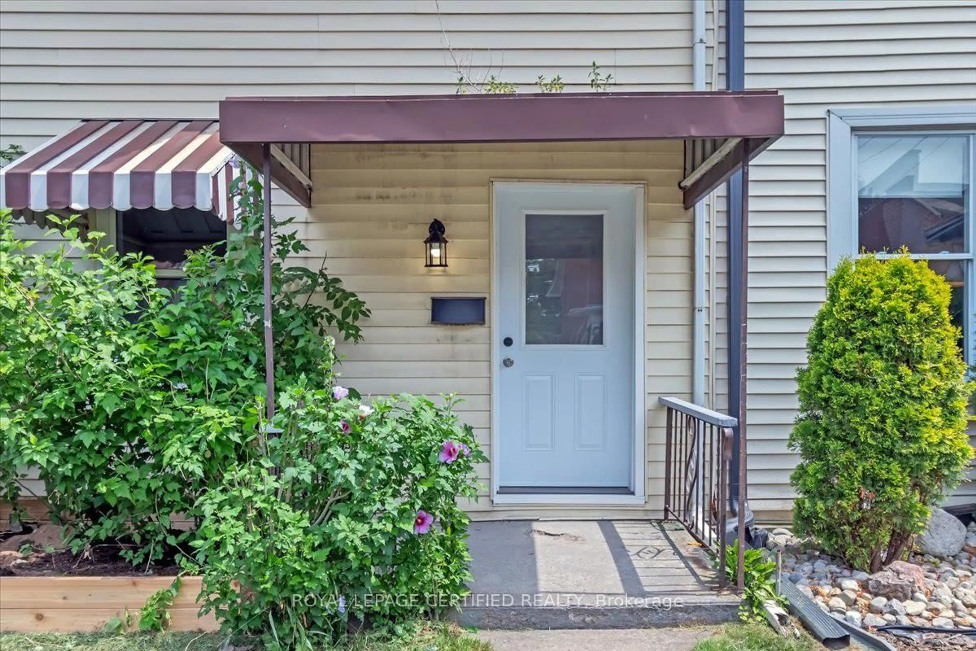 Indoor entryway for 176 Emerald St, Hamilton Ontario L8L 5K8