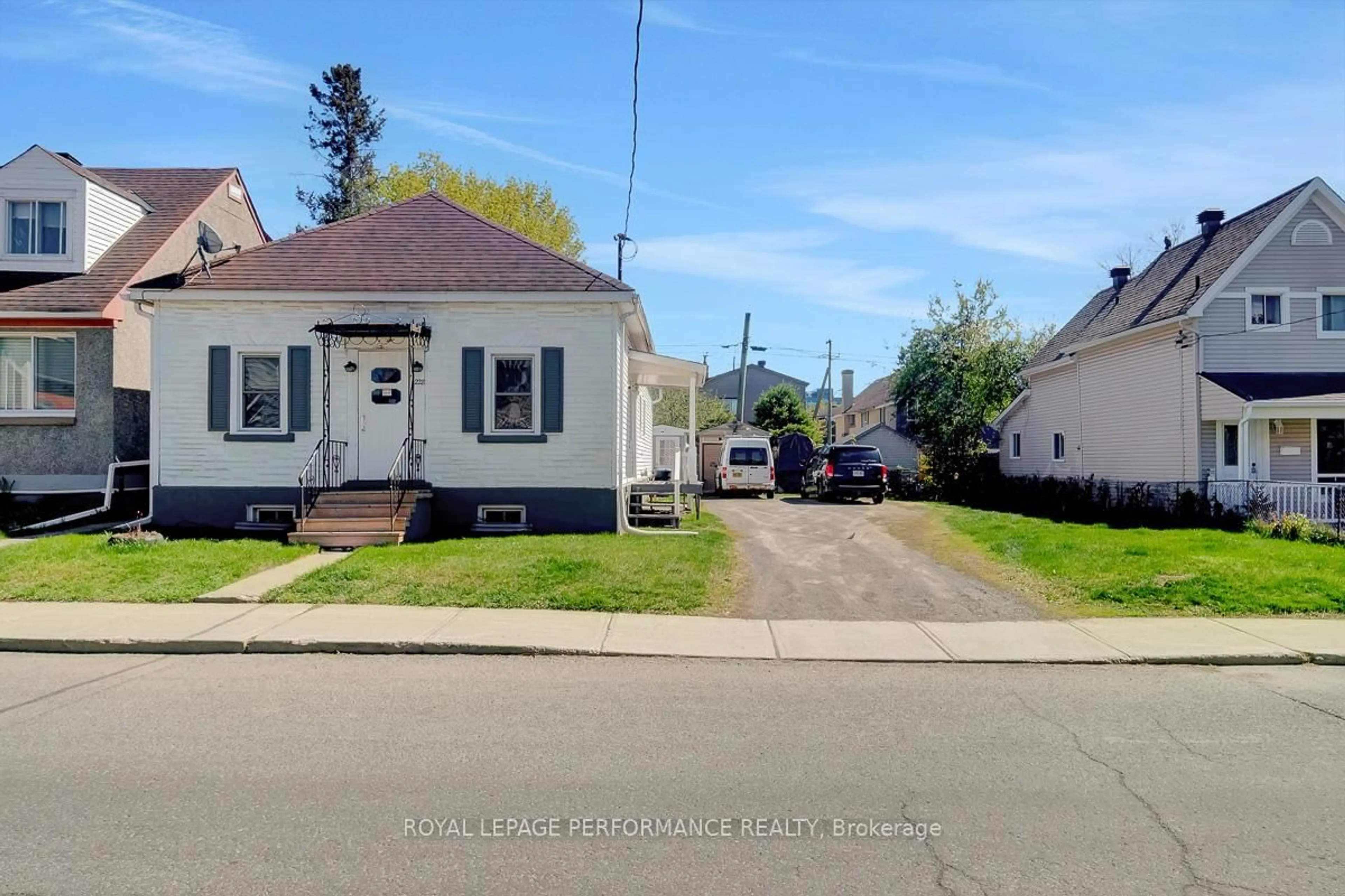 A pic from outside/outdoor area/front of a property/back of a property/a pic from drone, street for 228 Carillon St, Ottawa Ontario K1L 5X8