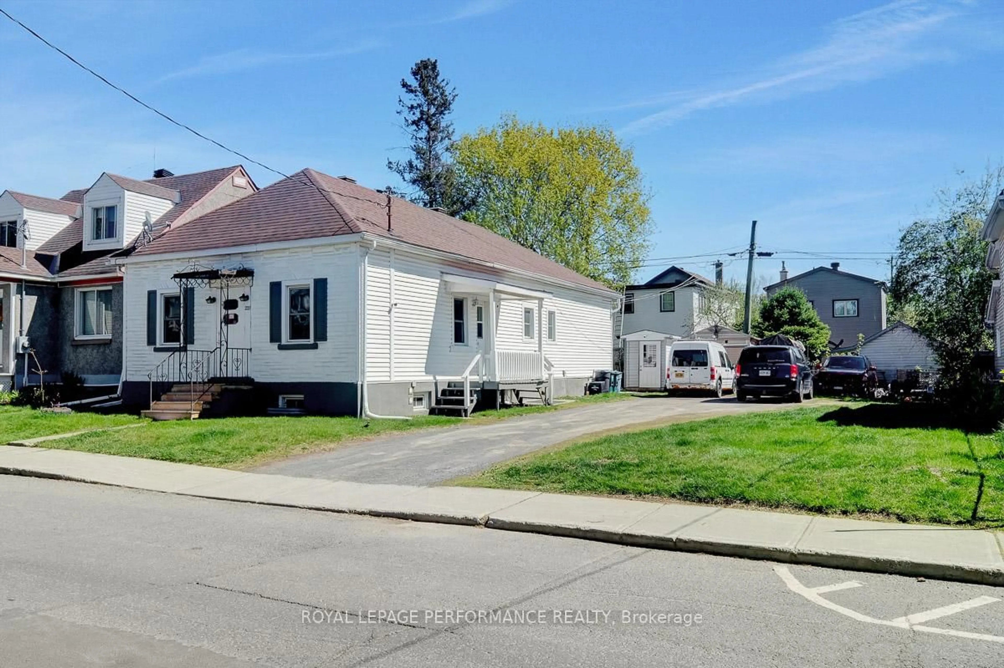 A pic from outside/outdoor area/front of a property/back of a property/a pic from drone, street for 228 Carillon St, Ottawa Ontario K1L 5X8