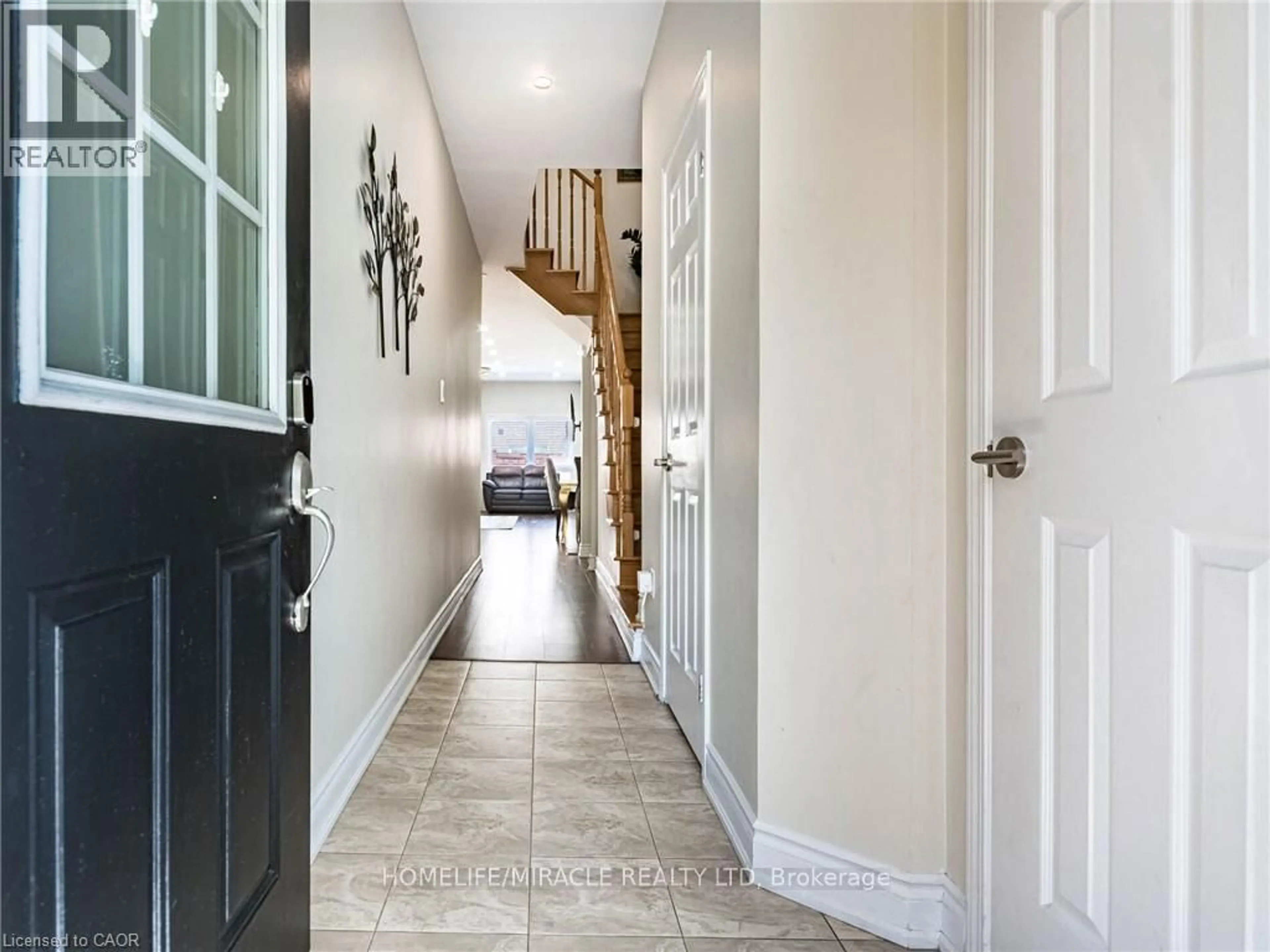 Indoor entryway for 110 Highland Rd #119, Kitchener Ontario N2M 3S1
