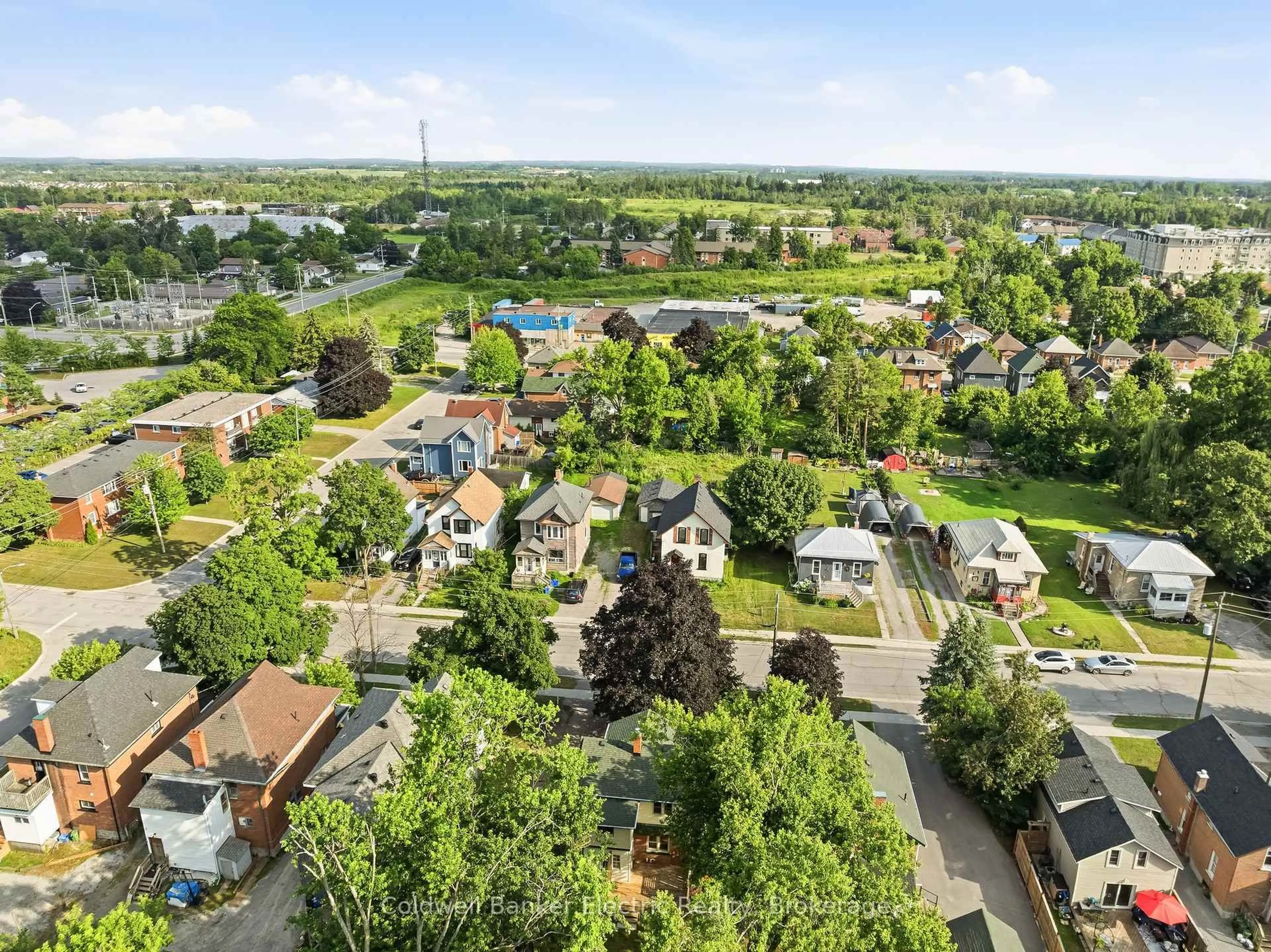 A pic from outside/outdoor area/front of a property/back of a property/a pic from drone, street for 78 Melbourne St, Kawartha Lakes Ontario K9V 2T3