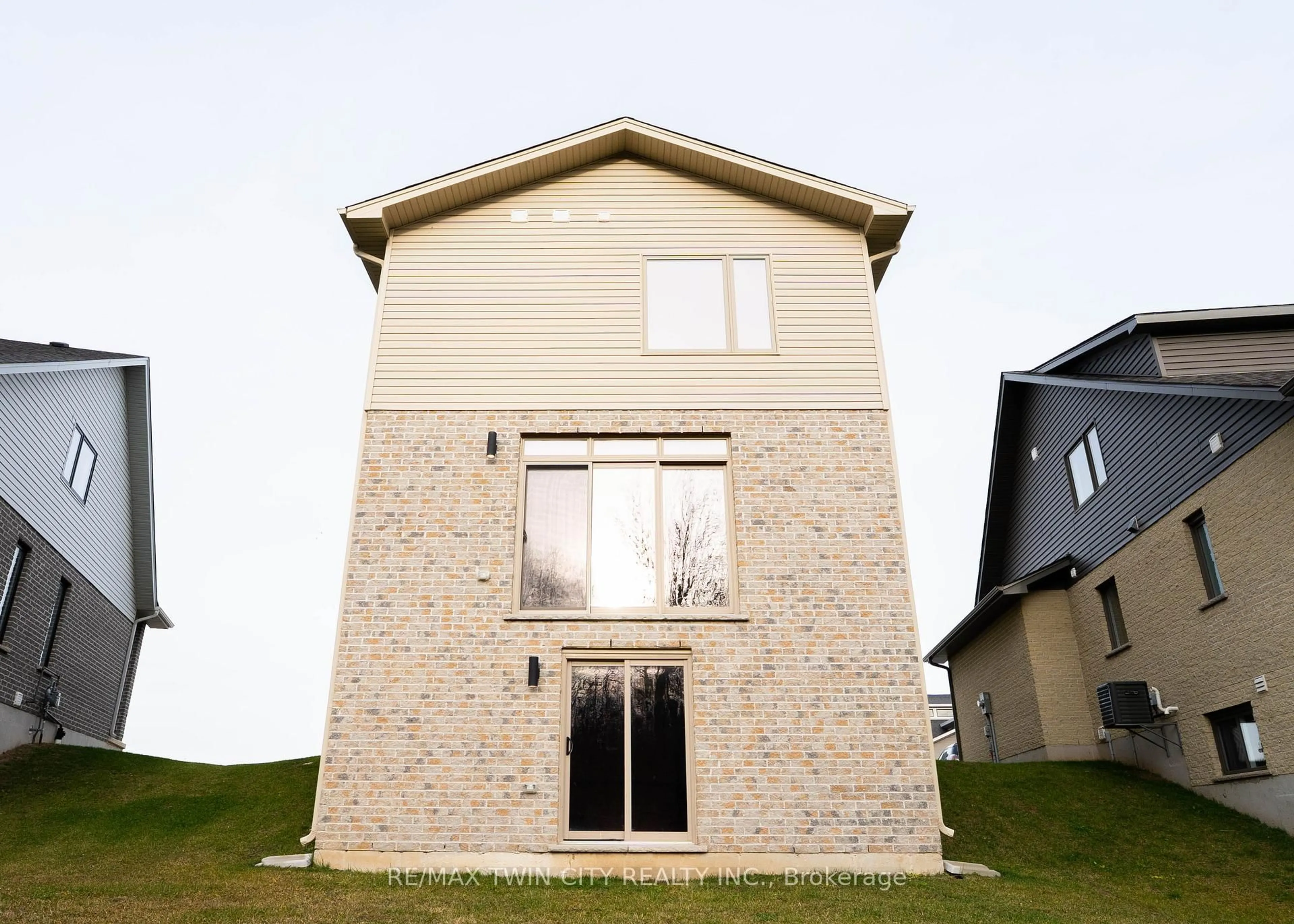 Home with vinyl exterior material, building for 2092 Evans Cres, London South Ontario N6M 0A1