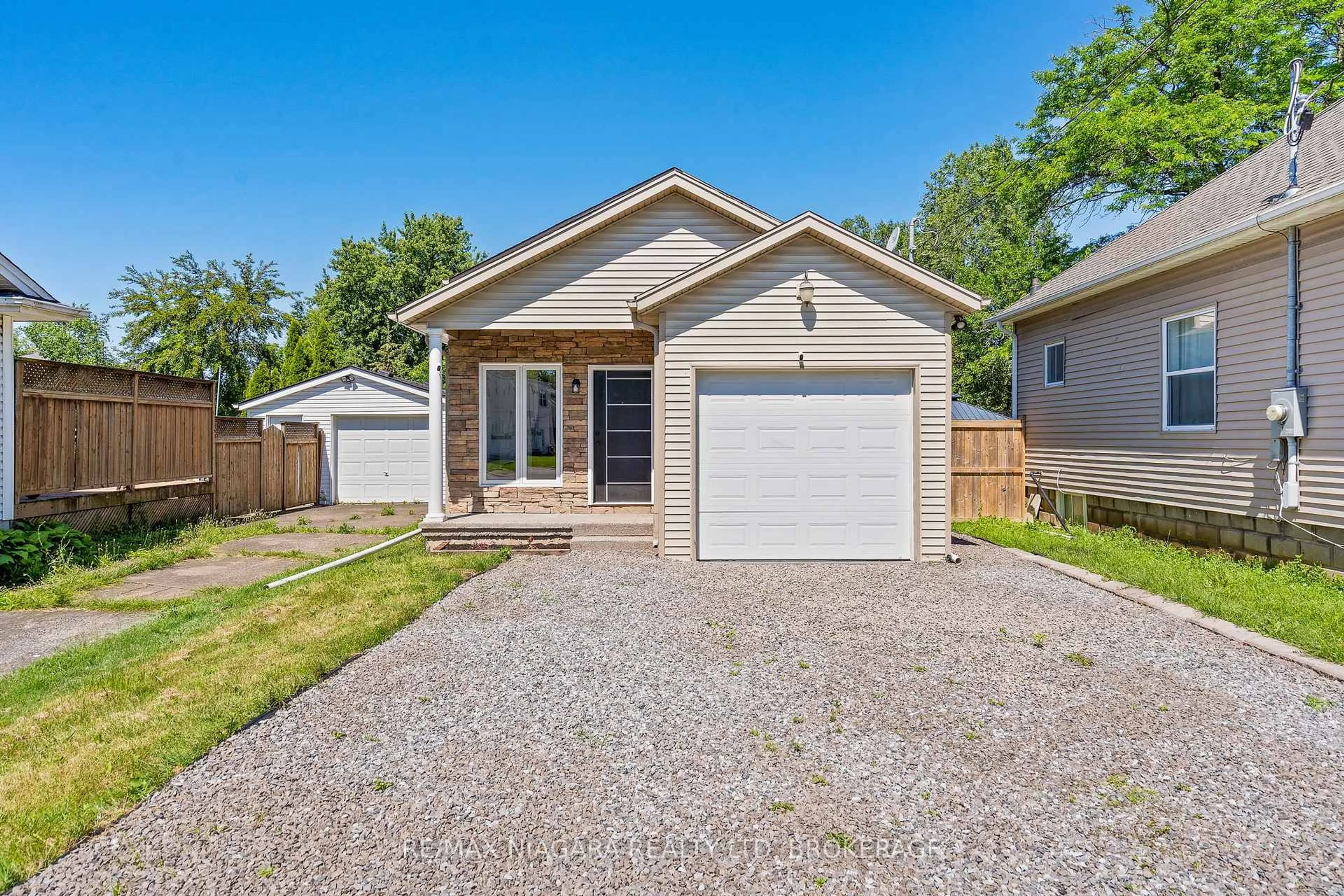 Home with vinyl exterior material, street for 46A Pelham Rd, St. Catharines Ontario L2S 1R4