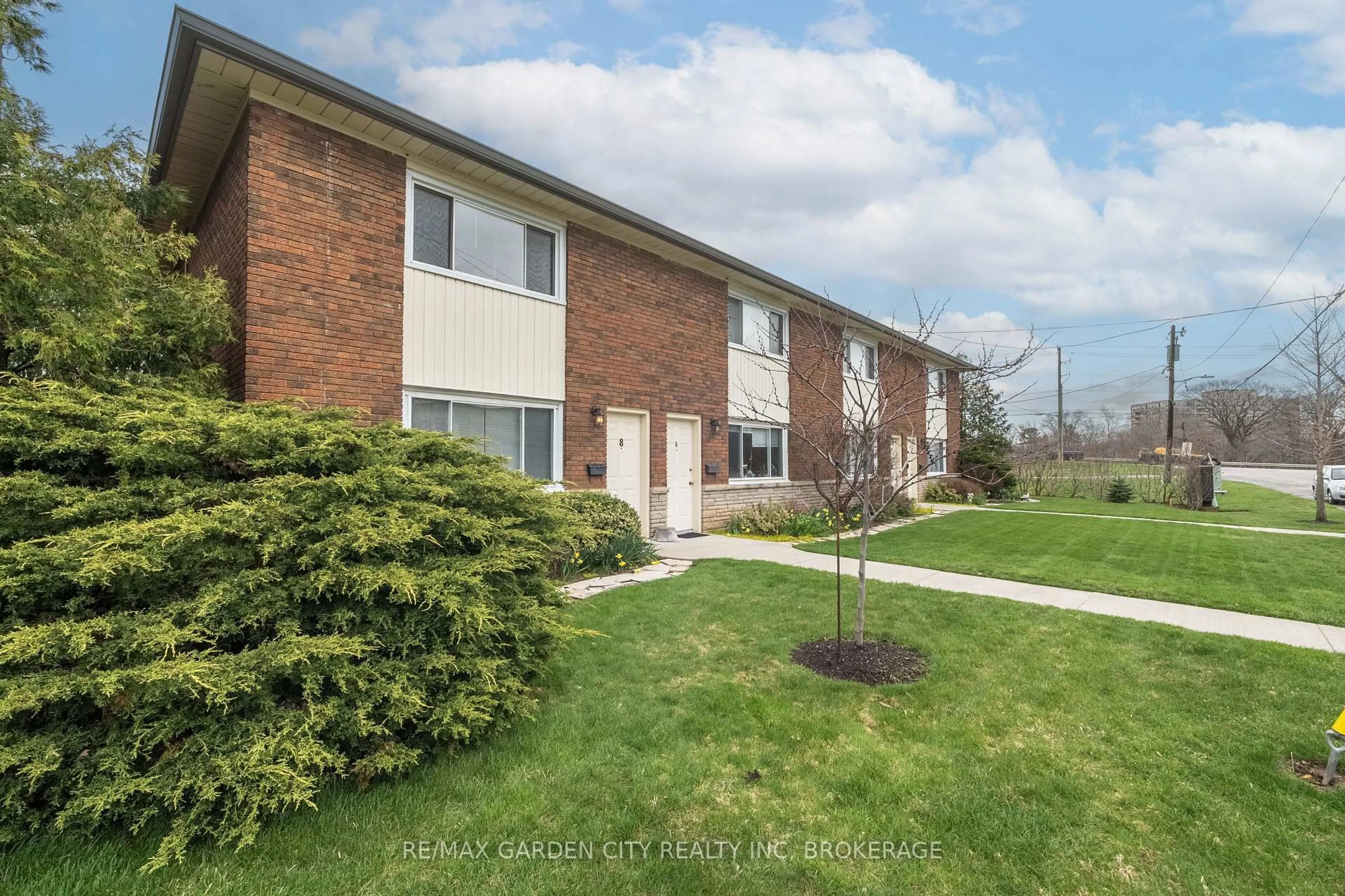 A pic from outside/outdoor area/front of a property/back of a property/a pic from drone, unknown for 2-8 RIVERVIEW Blvd, St. Catharines Ontario L2T 3L4