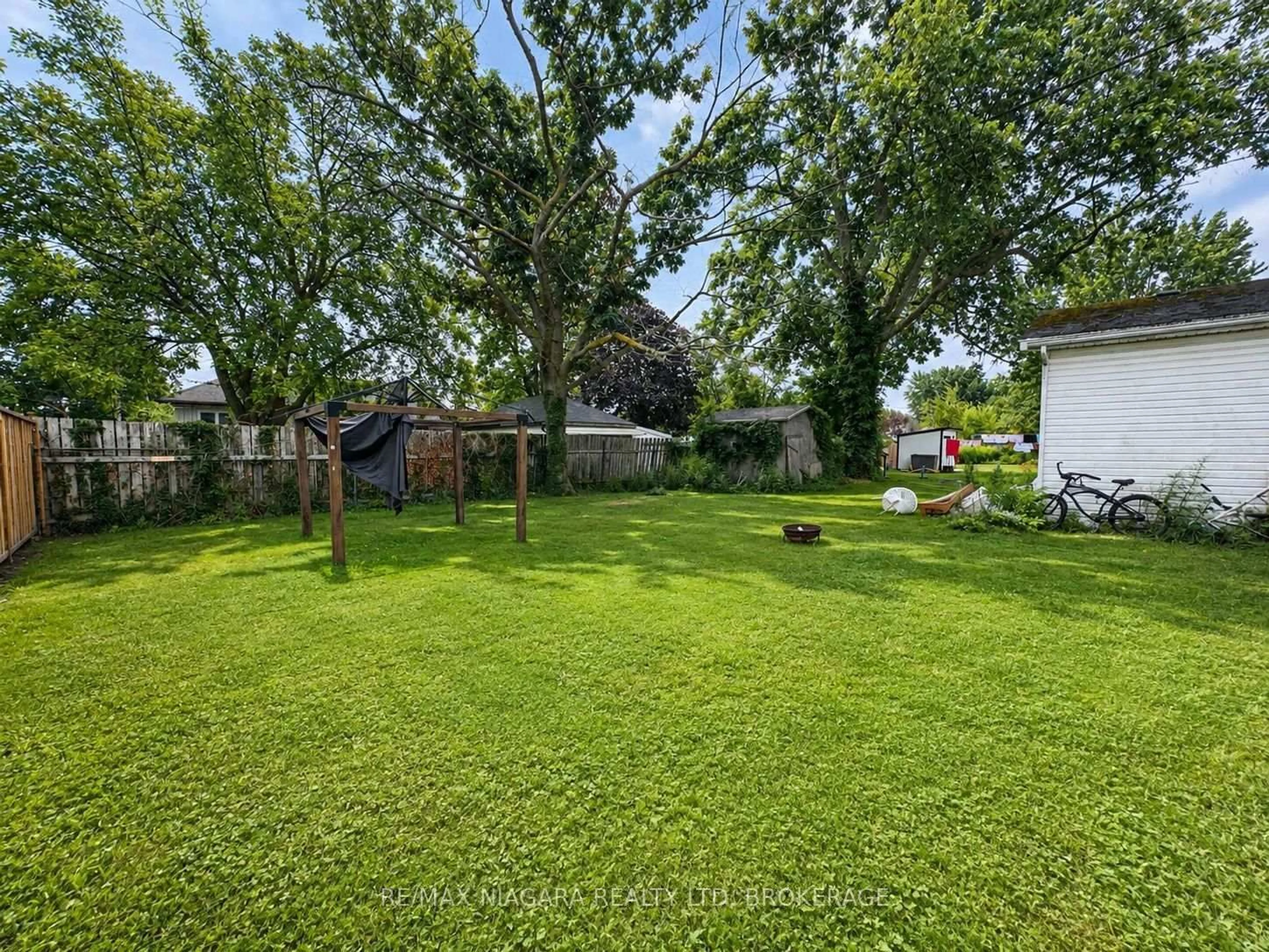 A pic from outside/outdoor area/front of a property/back of a property/a pic from drone, forest/trees view for 151 Humboldt Pkwy, Port Colborne Ontario L3K 2H3