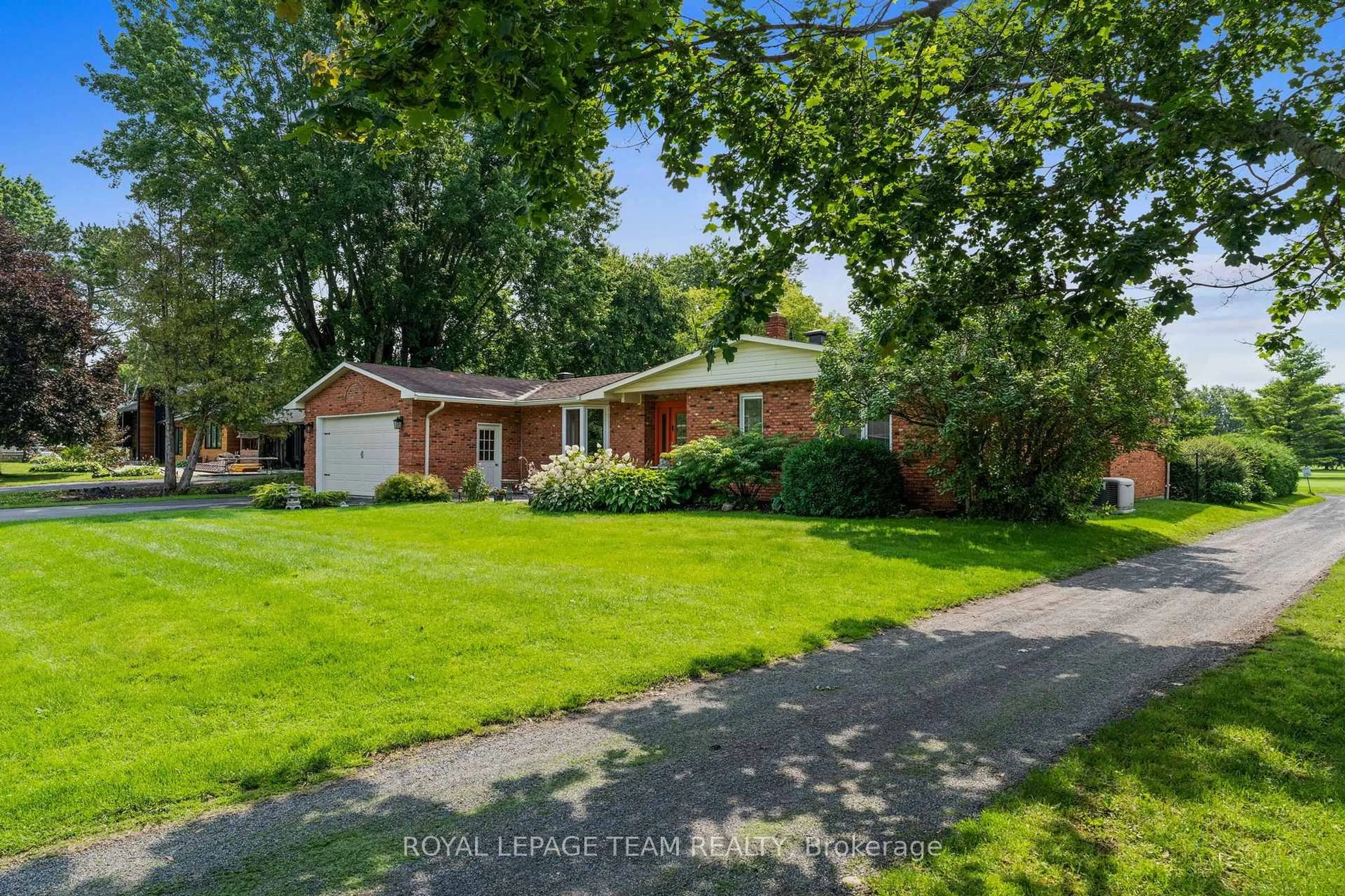 A pic from outside/outdoor area/front of a property/back of a property/a pic from drone, street for 1282 Fairway Dr, Manotick Ontario K4M 1B3
