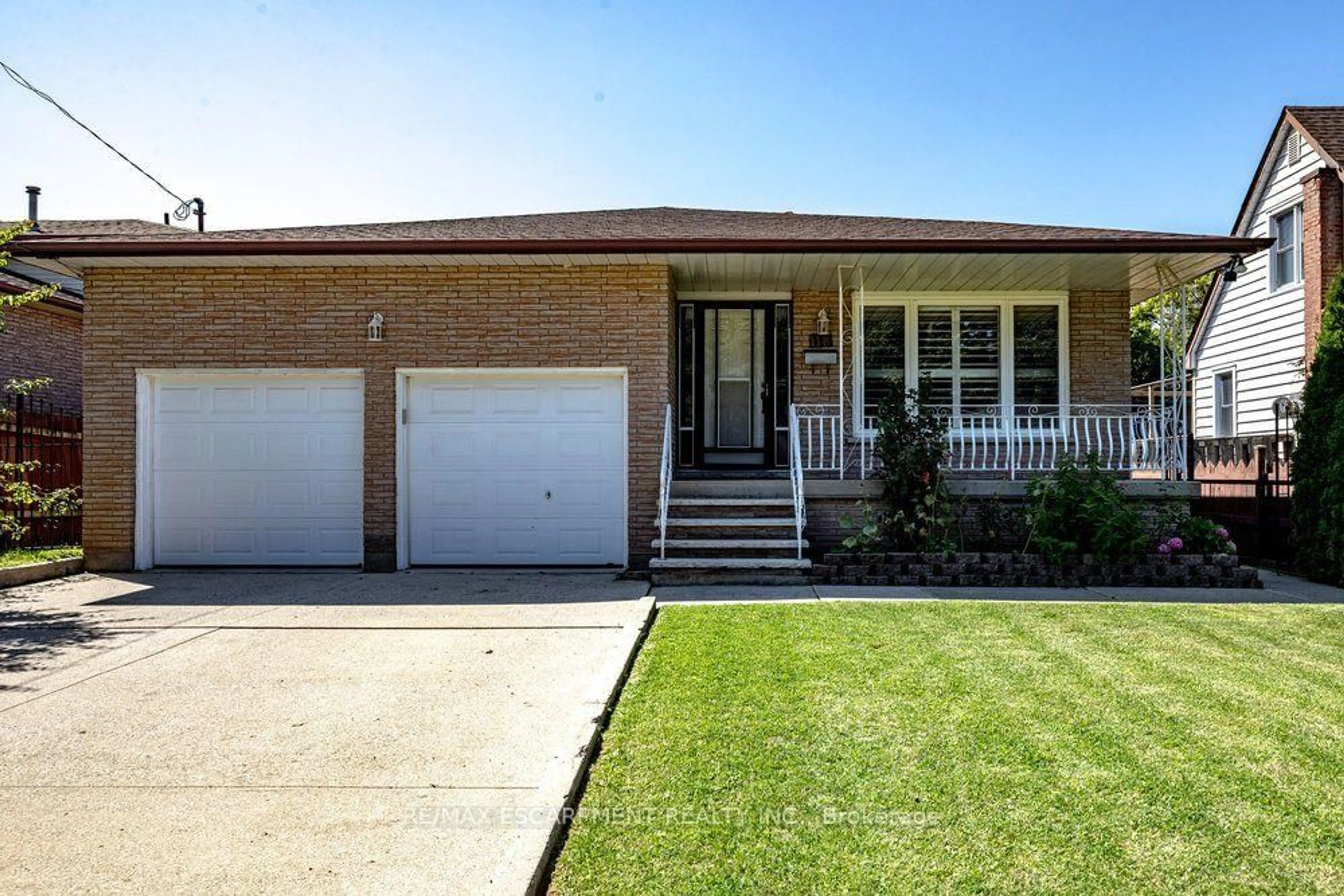 Home with brick exterior material, street for 118 POTTRUFF Rd, Hamilton Ontario L8K 4A2