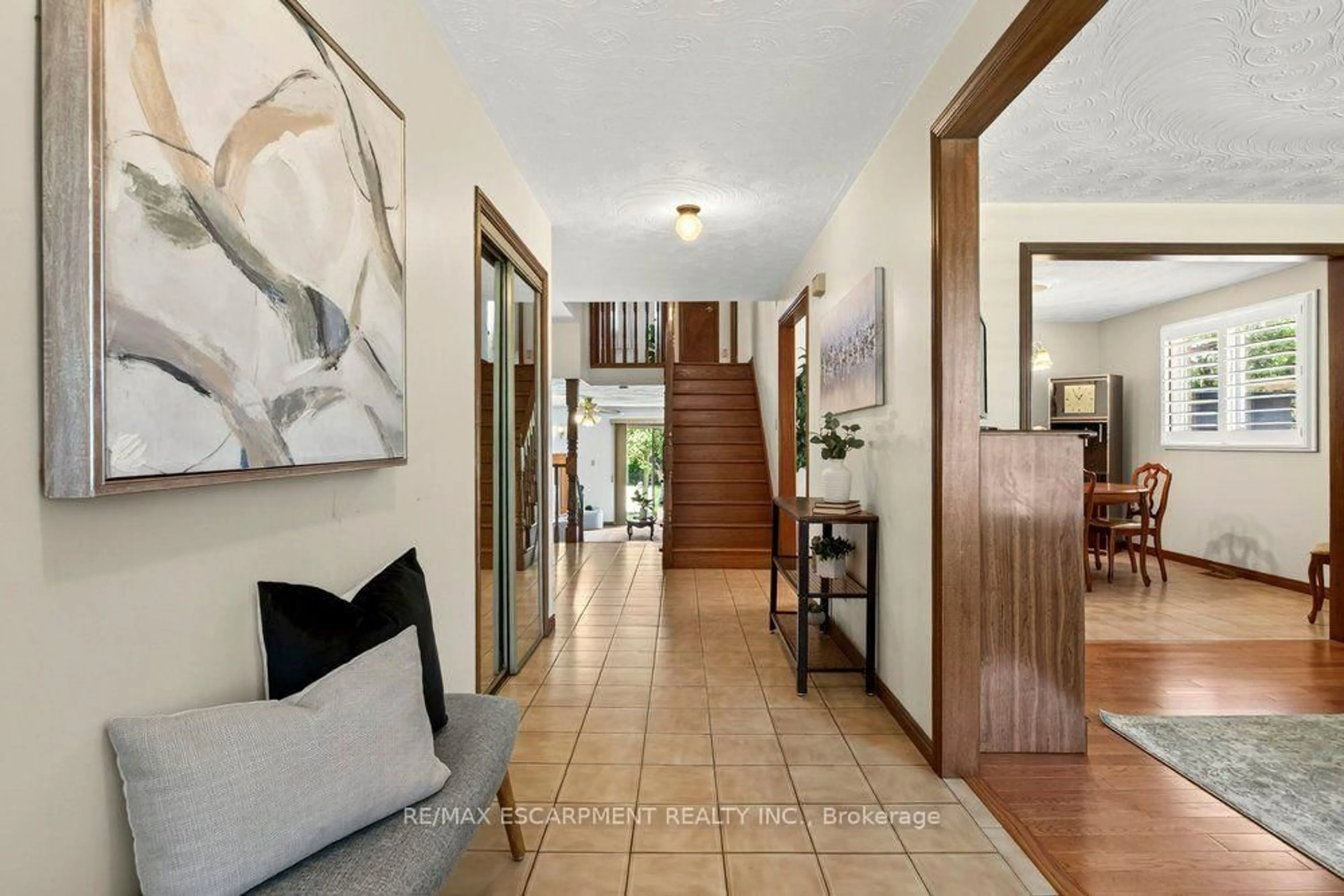 Indoor entryway for 118 POTTRUFF Rd, Hamilton Ontario L8K 4A2