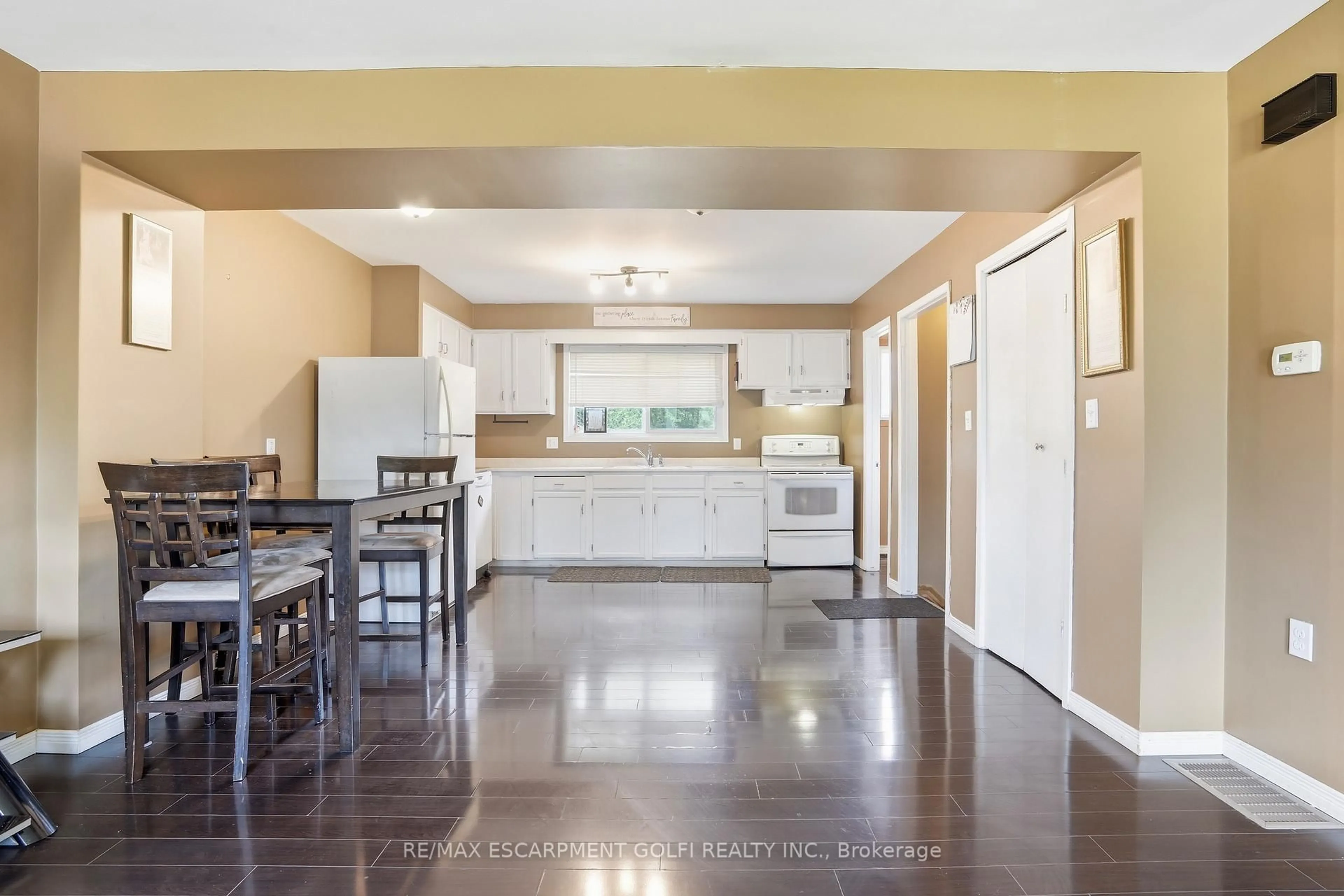Open concept kitchen, ceramic/tile floor for 20 Nottingham Crt, Welland Ontario L3C 5X5