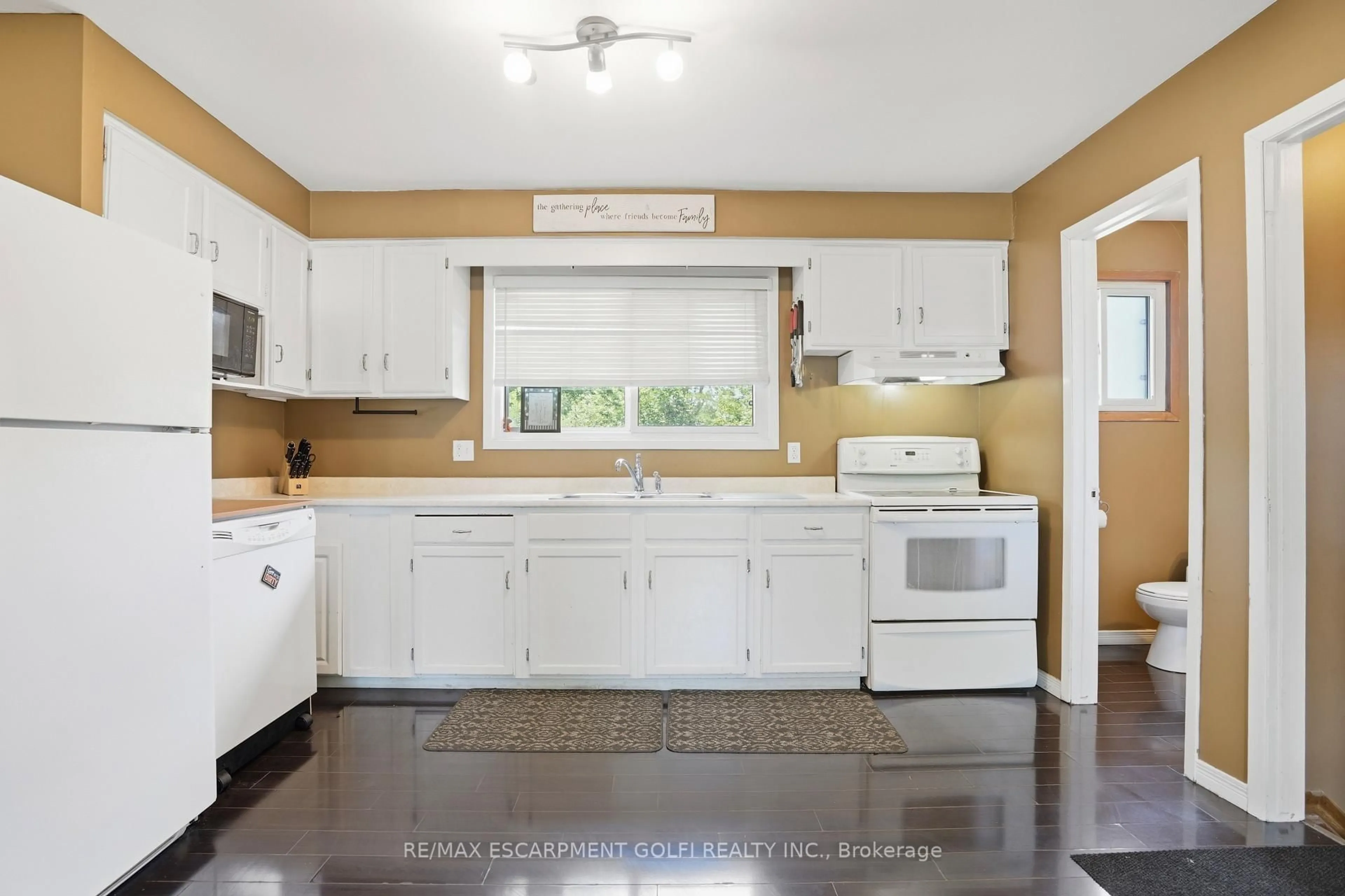 Standard kitchen, unknown for 20 Nottingham Crt, Welland Ontario L3C 5X5