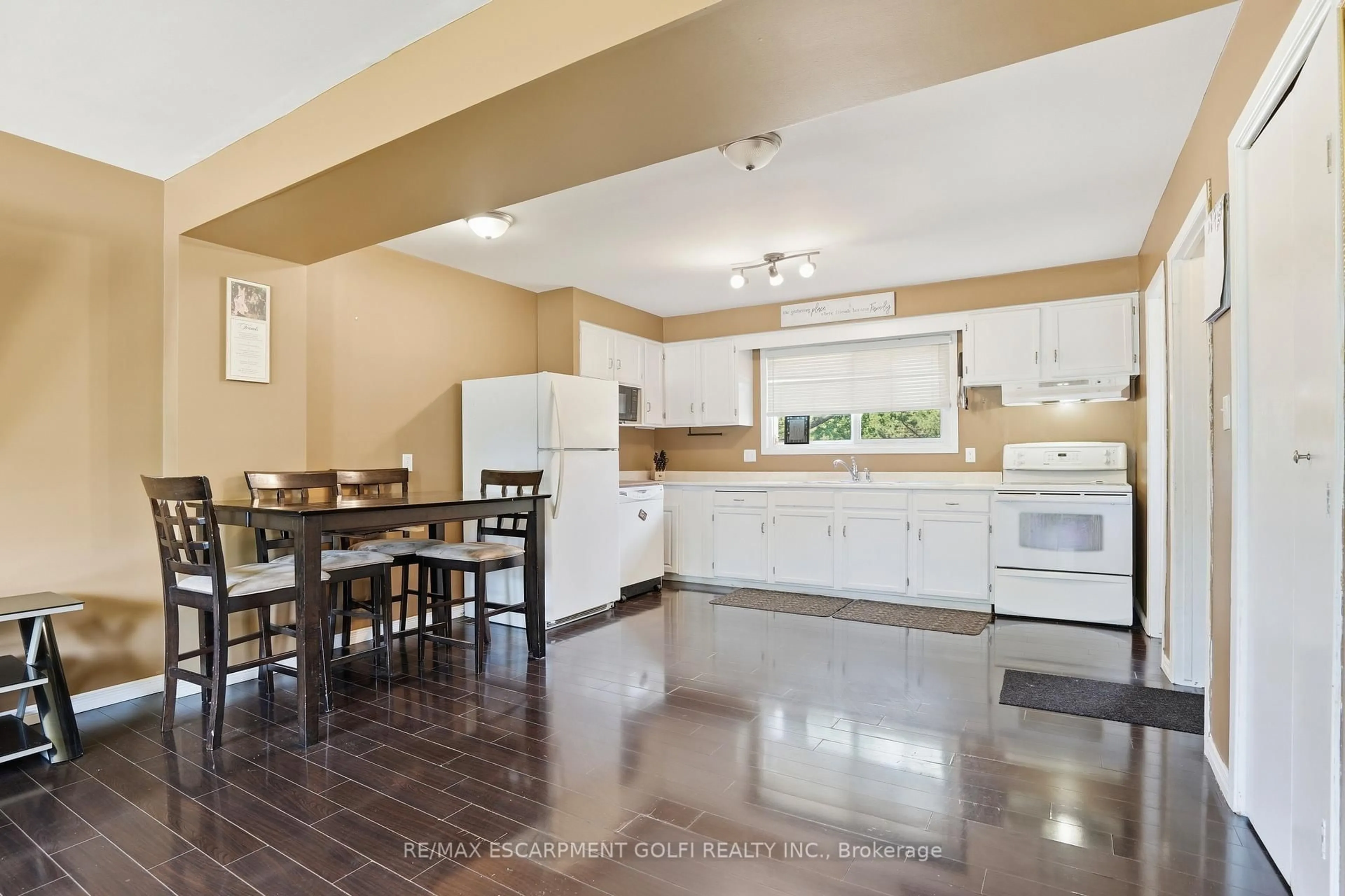 Open concept kitchen, ceramic/tile floor for 20 Nottingham Crt, Welland Ontario L3C 5X5