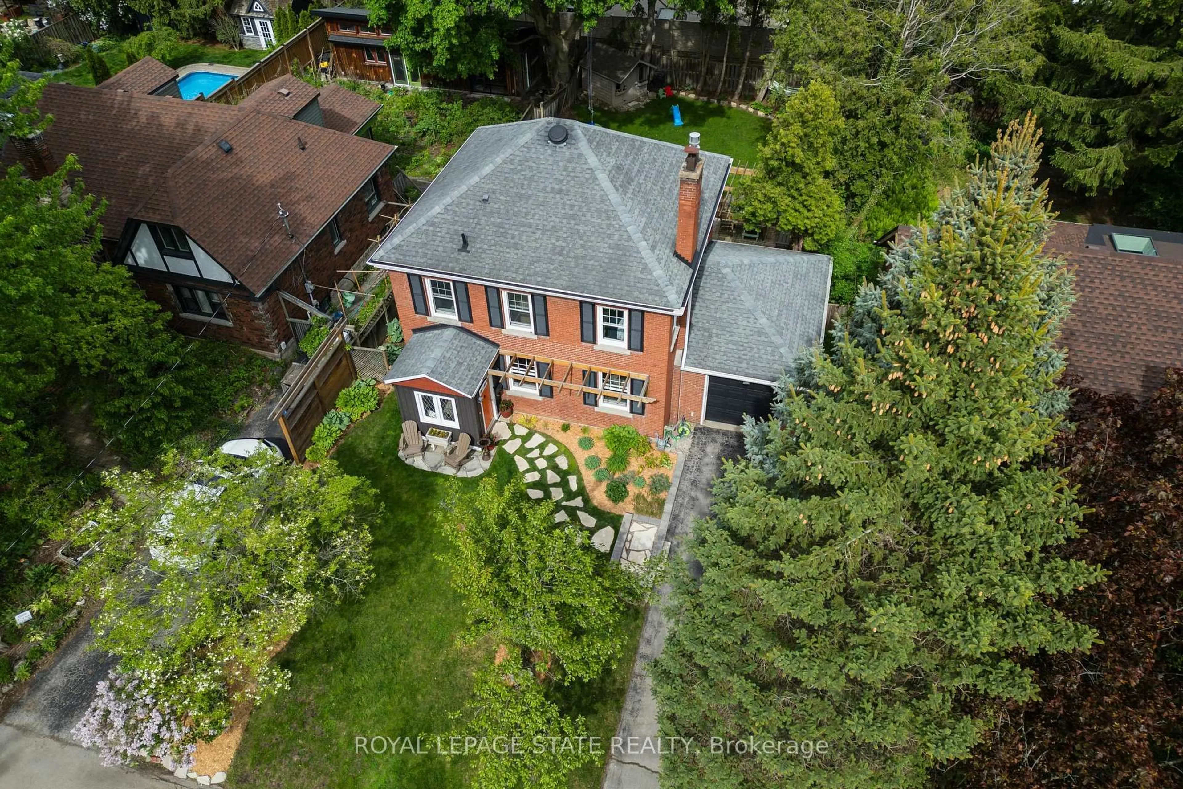 A pic from outside/outdoor area/front of a property/back of a property/a pic from drone, street for 13 Tweedsmuir Ave, Hamilton Ontario L9H 4H6