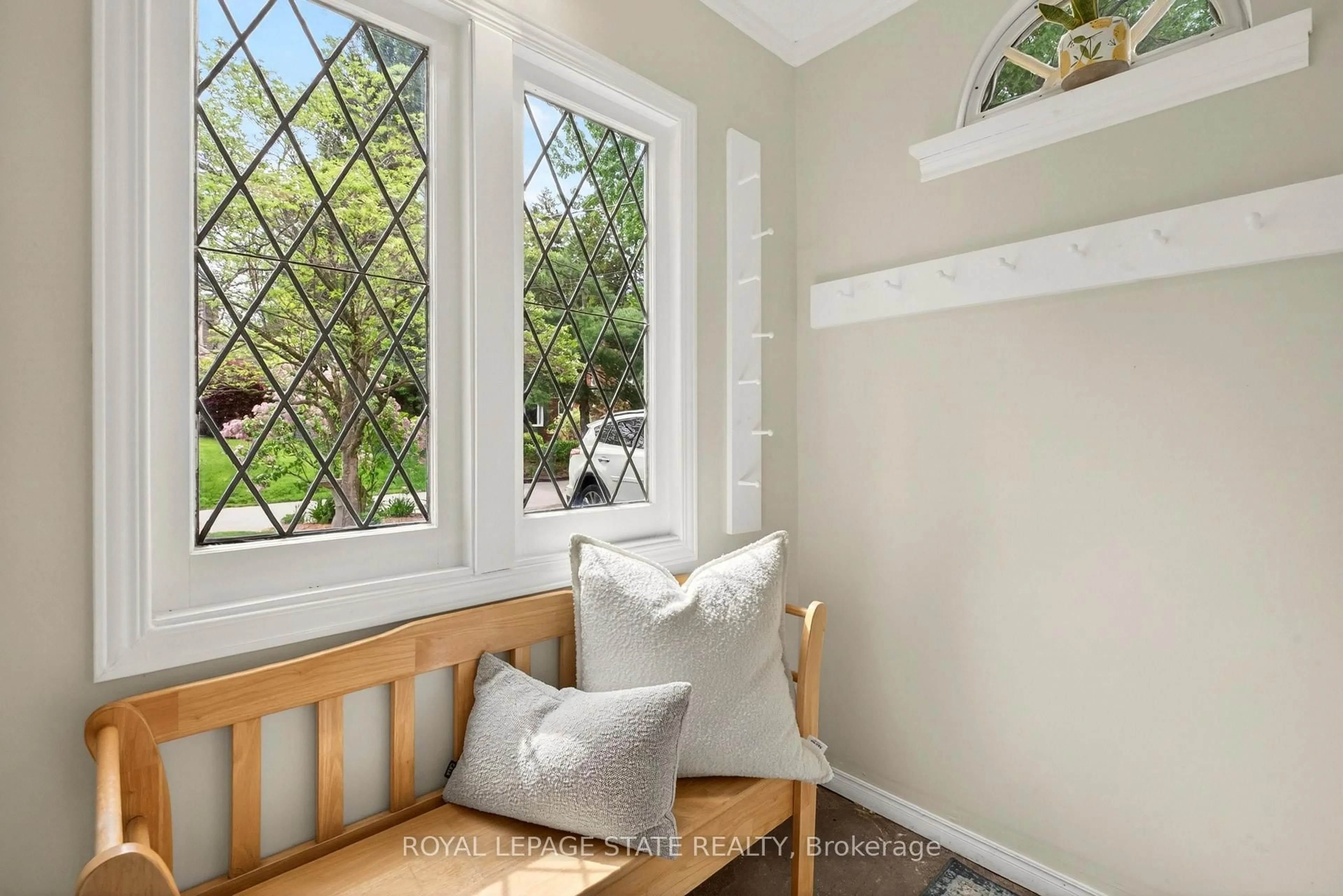 Indoor entryway for 13 Tweedsmuir Ave, Hamilton Ontario L9H 4H6