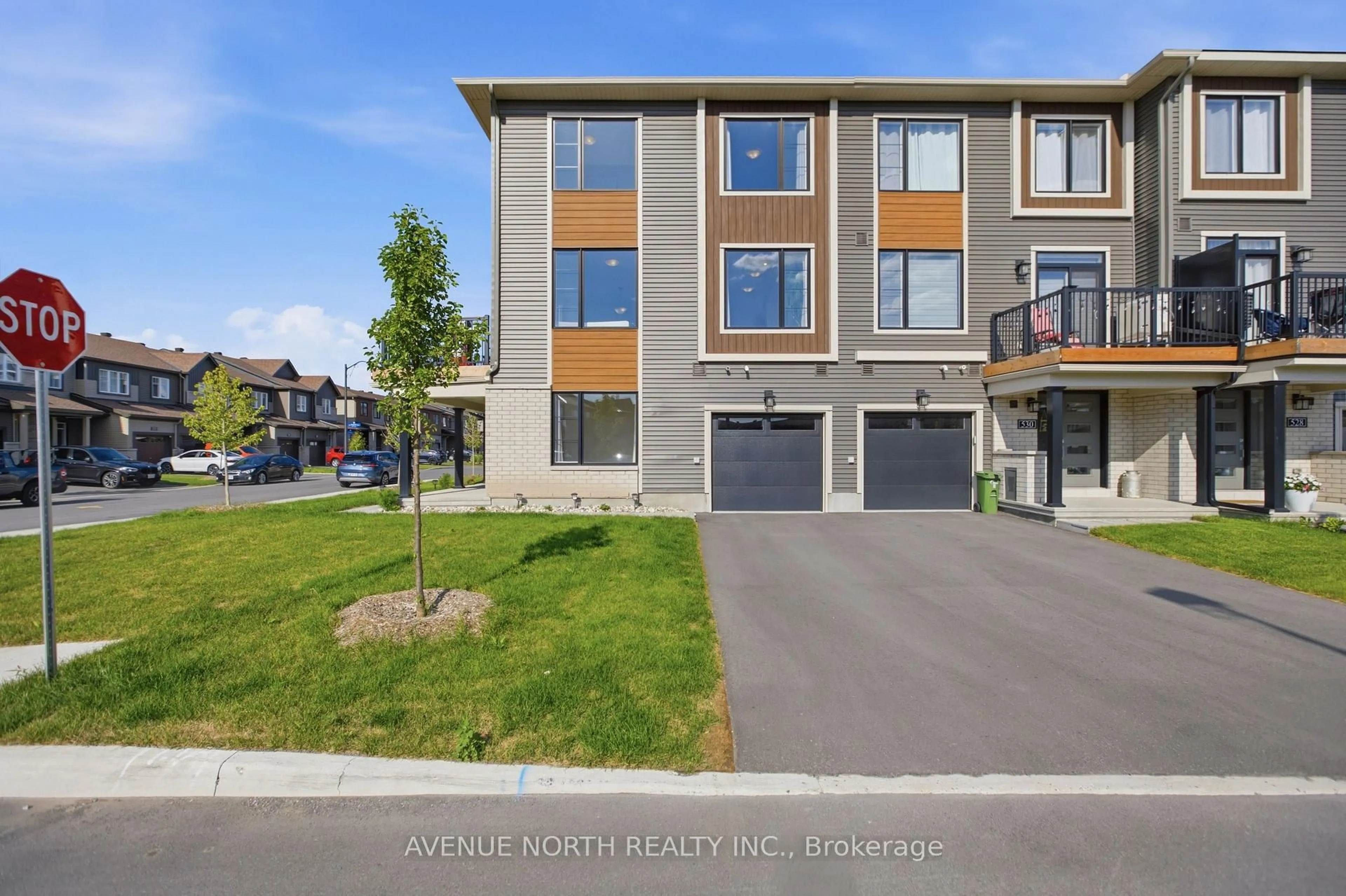 A pic from outside/outdoor area/front of a property/back of a property/a pic from drone, street for 532 Convenire Row, Ottawa Ontario K4A 5R8