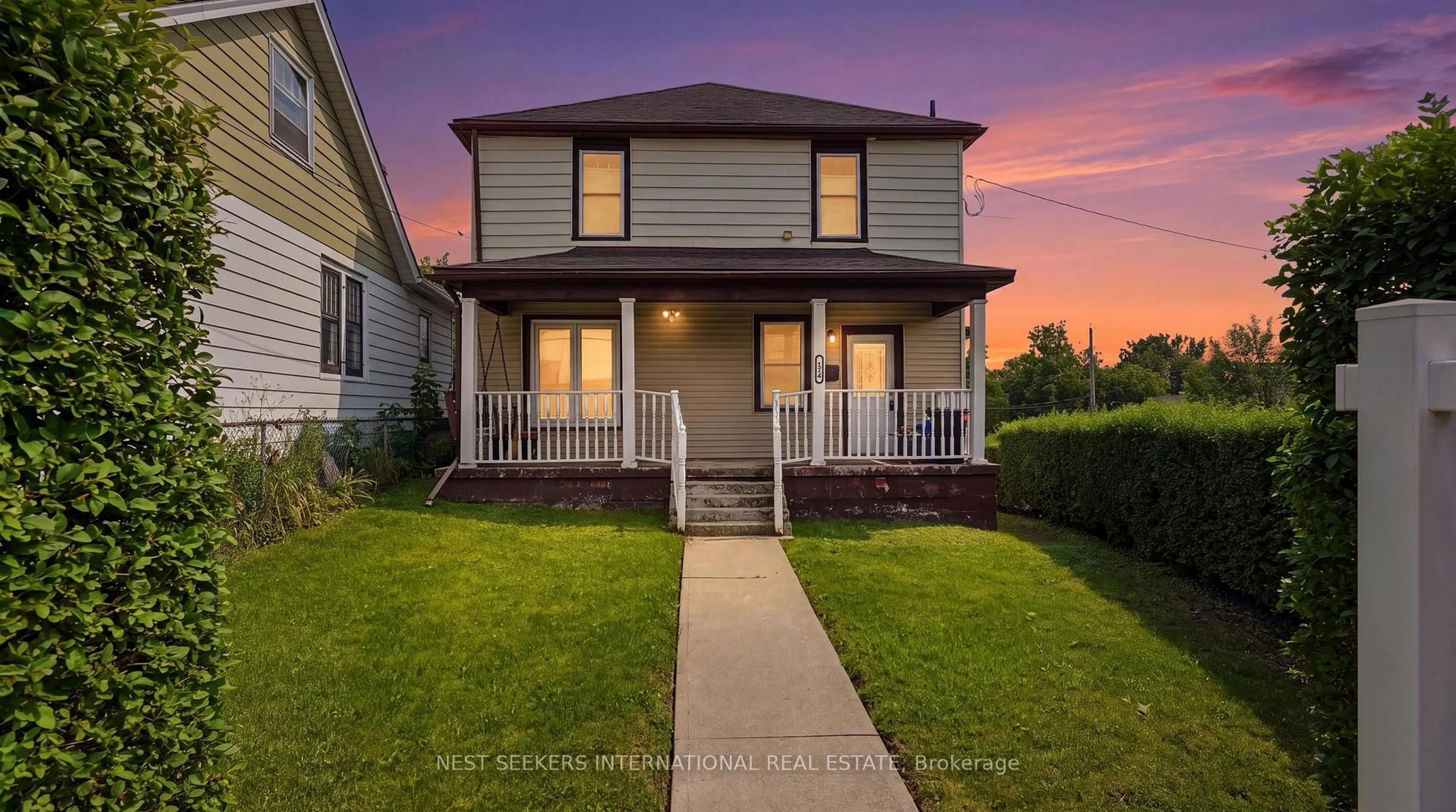 Home with vinyl exterior material, street for 154 Niagara Falls Rd, Thorold Ontario L2V 1H6