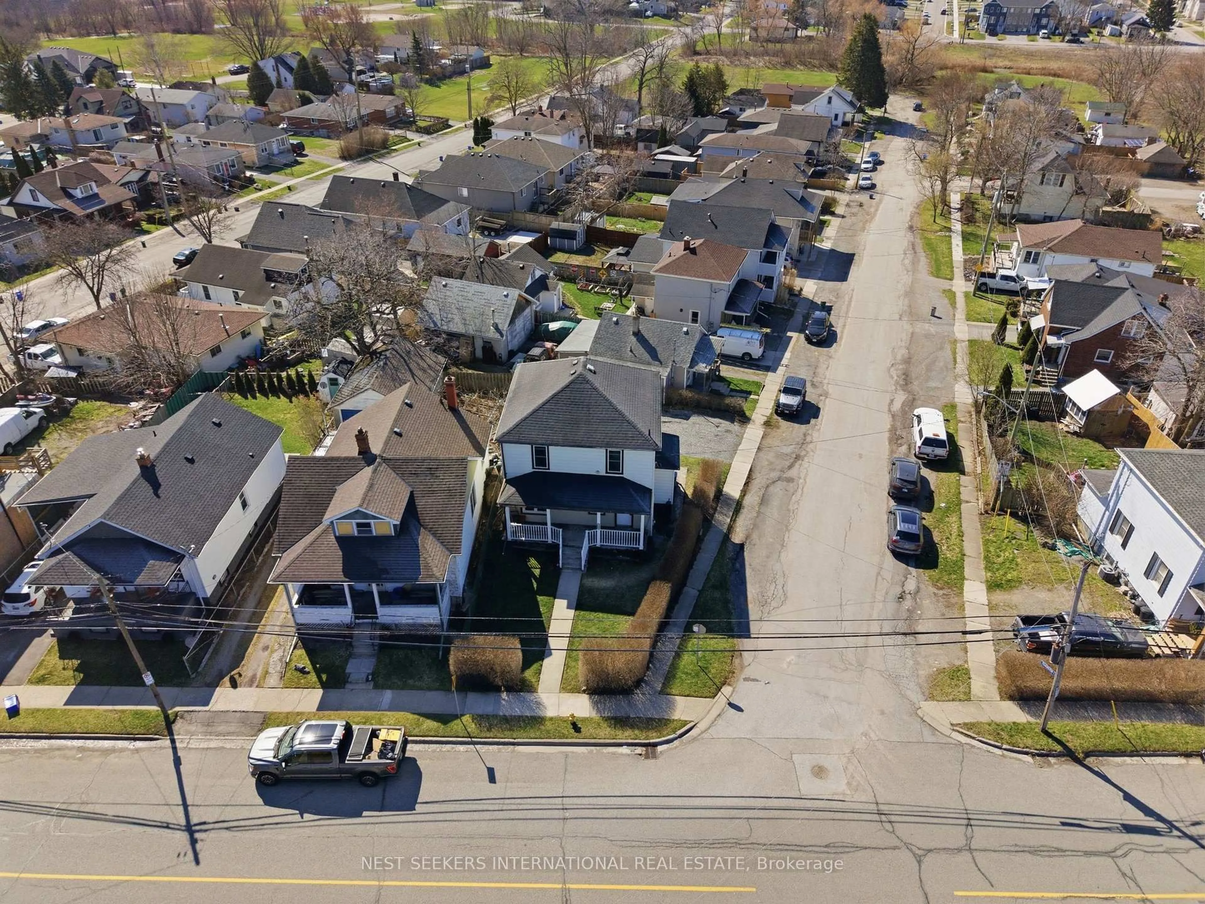 A pic from outside/outdoor area/front of a property/back of a property/a pic from drone, street for 154 Niagara Falls Rd, Thorold Ontario L2V 1H6