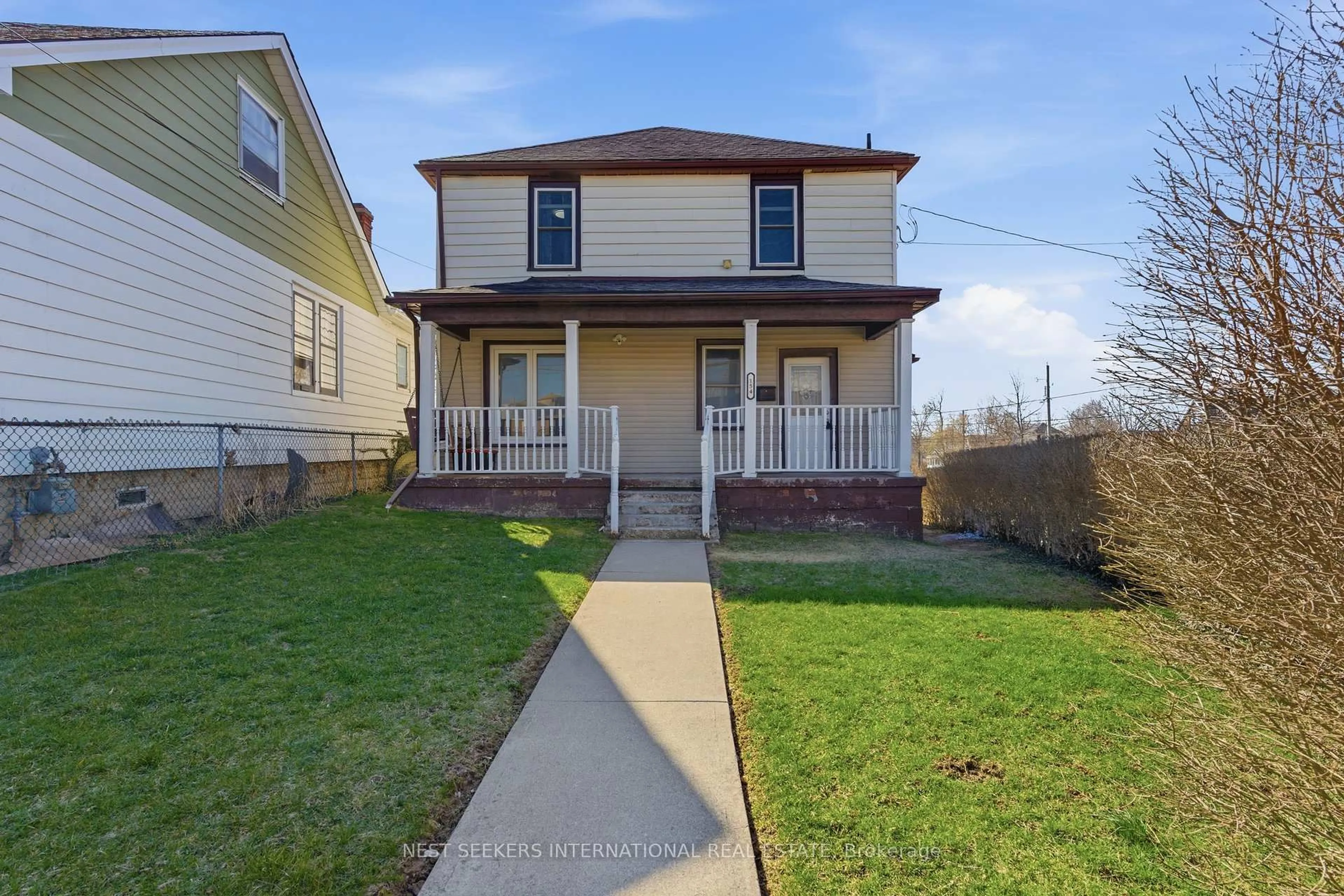 A pic from outside/outdoor area/front of a property/back of a property/a pic from drone, street for 154 Niagara Falls Rd, Thorold Ontario L2V 1H6
