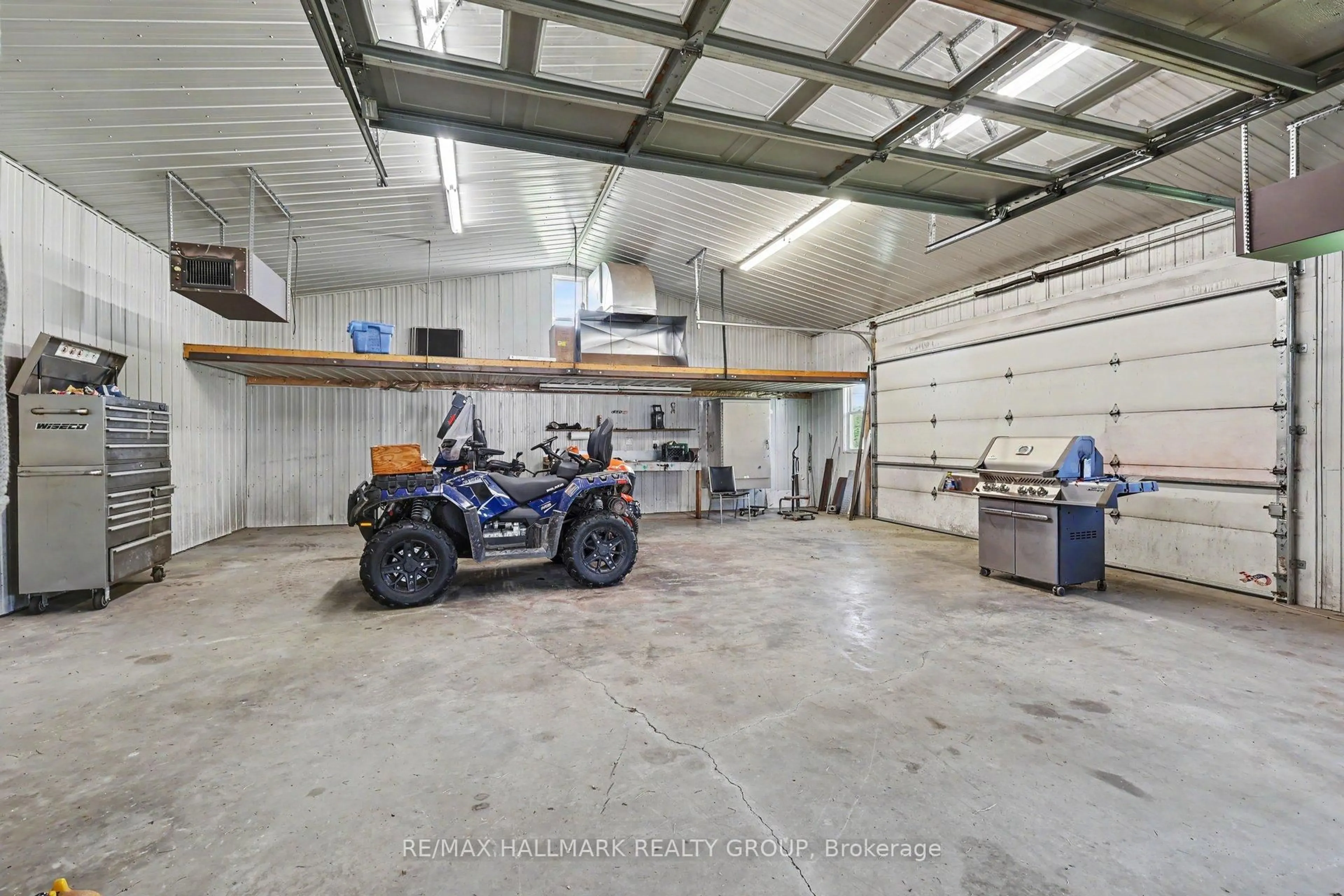 Indoor garage for 1721 Carsonby Rd, Kars Ontario K0A 2E0