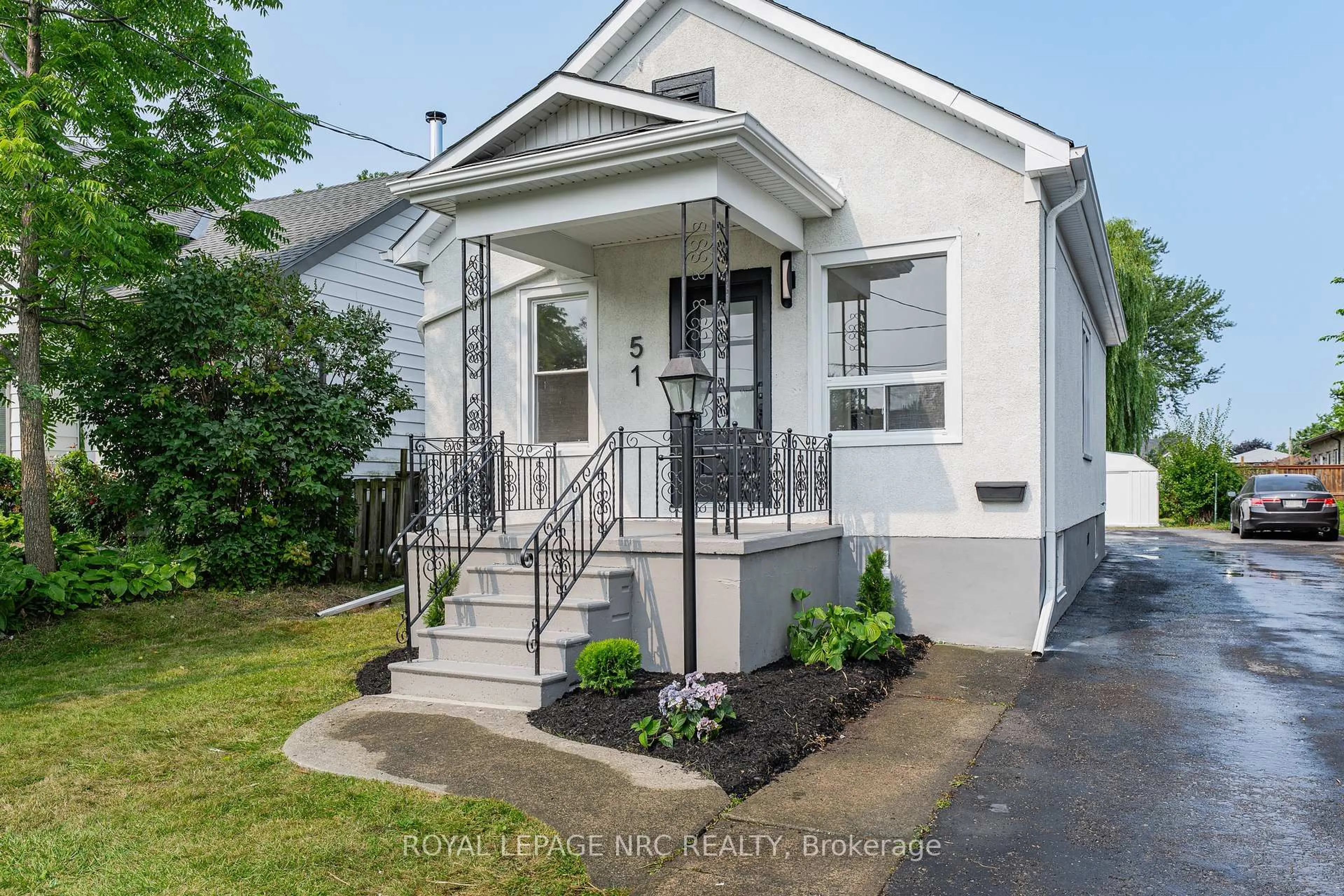 Home with vinyl exterior material, street for 51 Queen St, Thorold Ontario L2V 3N2