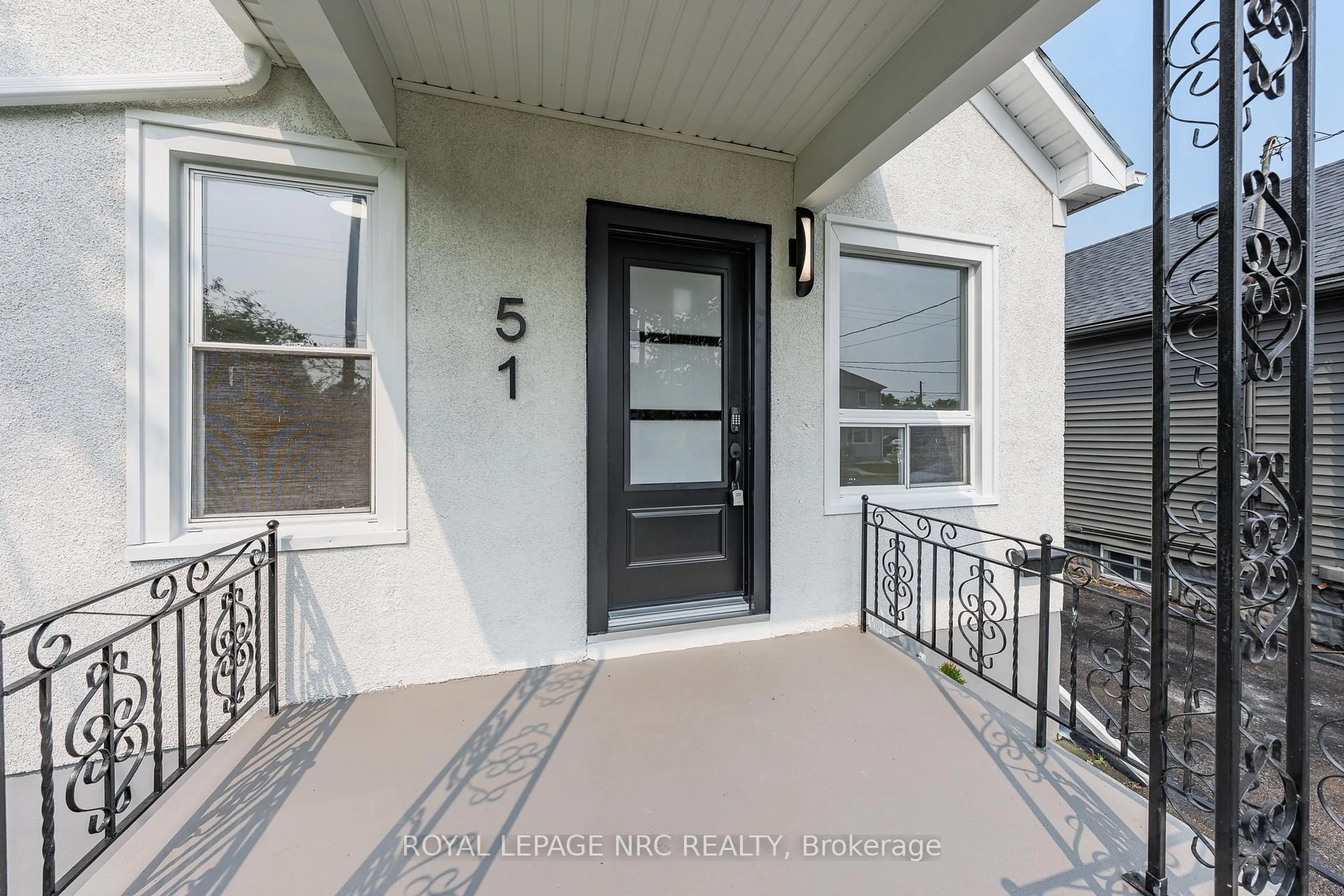 Indoor entryway for 51 Queen St, Thorold Ontario L2V 3N2