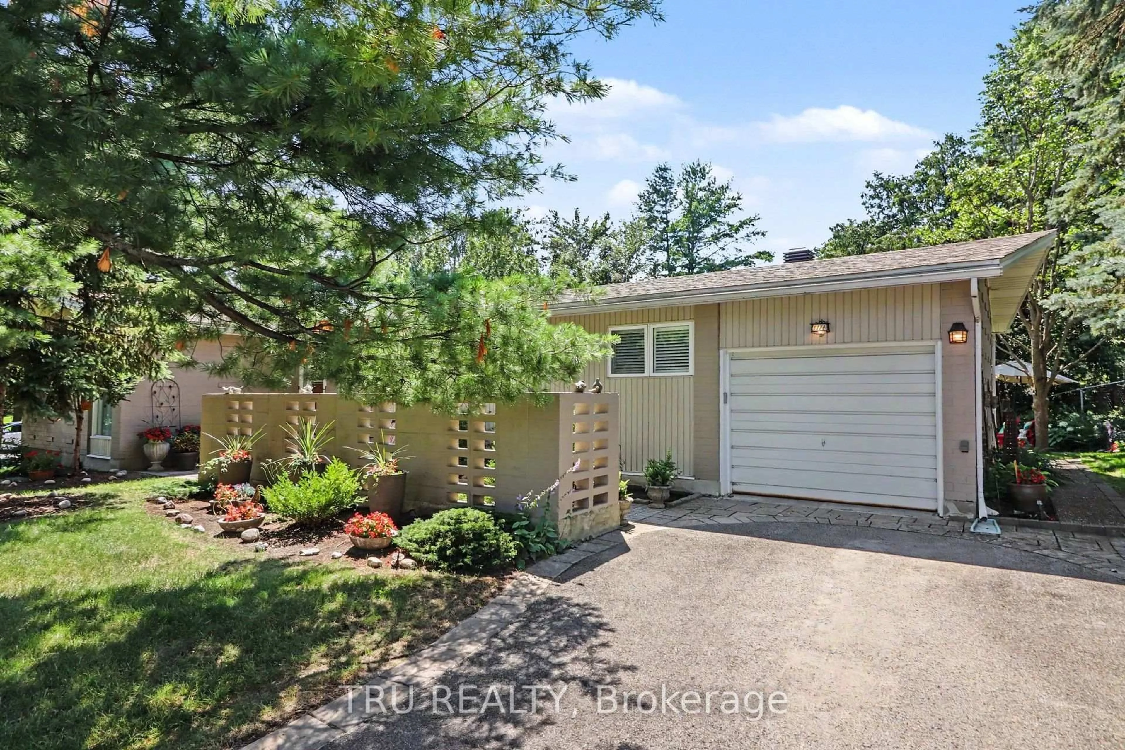 A pic from outside/outdoor area/front of a property/back of a property/a pic from drone, street for 1174 Cameo Dr, Ottawa Ontario K2C 1Y7