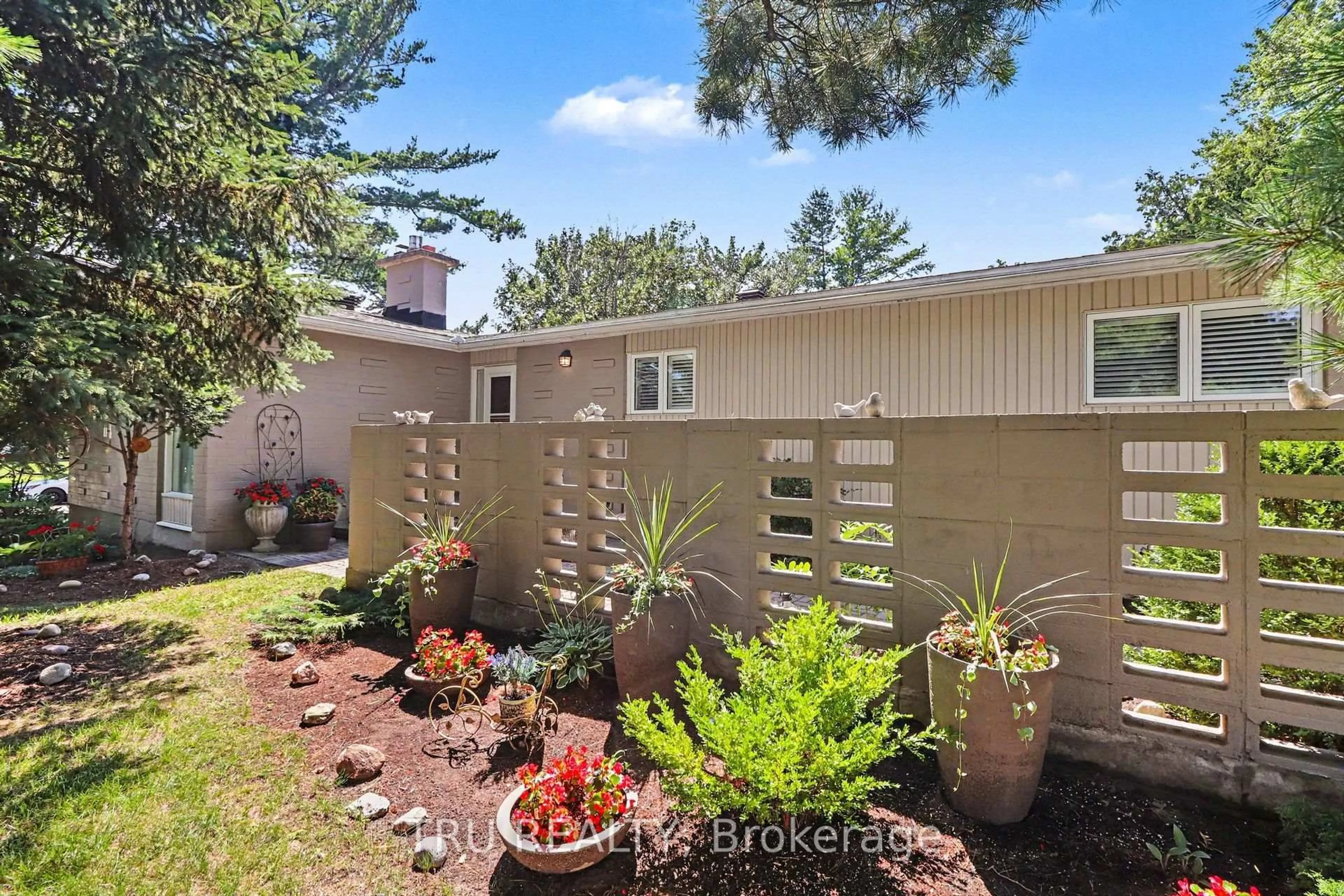 Home with vinyl exterior material, unknown for 1174 Cameo Dr, Ottawa Ontario K2C 1Y7