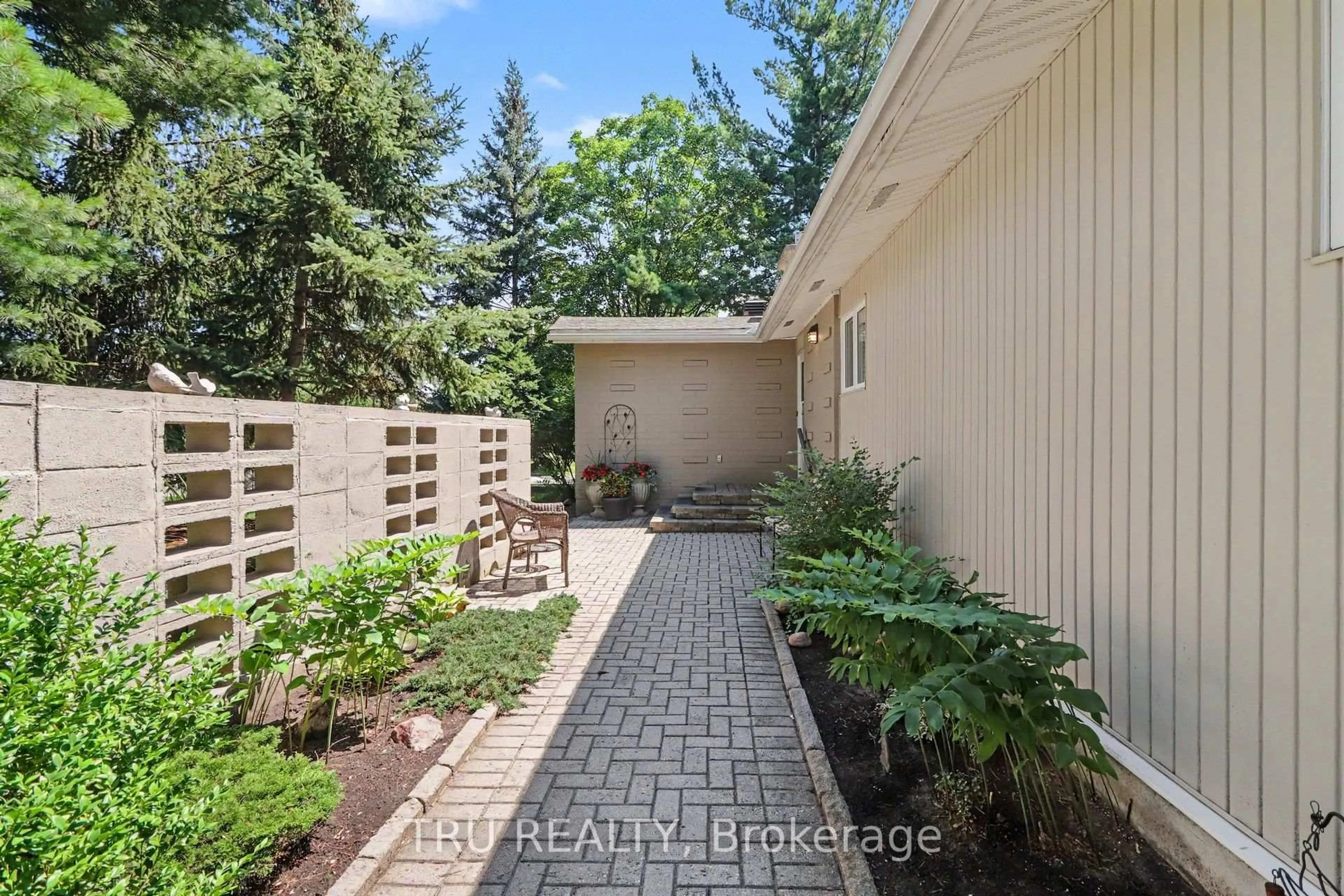 Patio, street for 1174 Cameo Dr, Ottawa Ontario K2C 1Y7