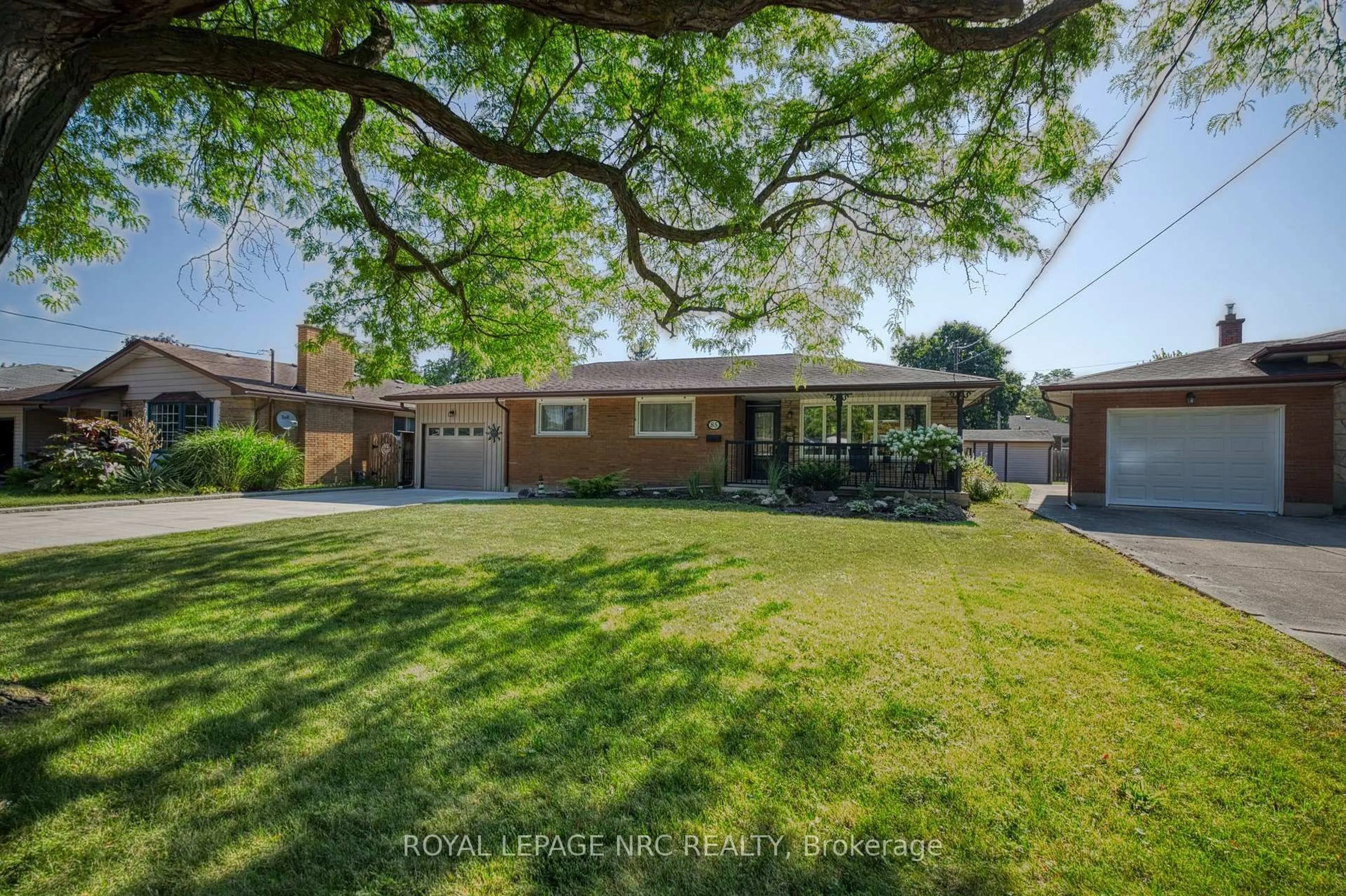A pic from outside/outdoor area/front of a property/back of a property/a pic from drone, street for 85 Regent Dr, St. Catharines Ontario L2M 3L9