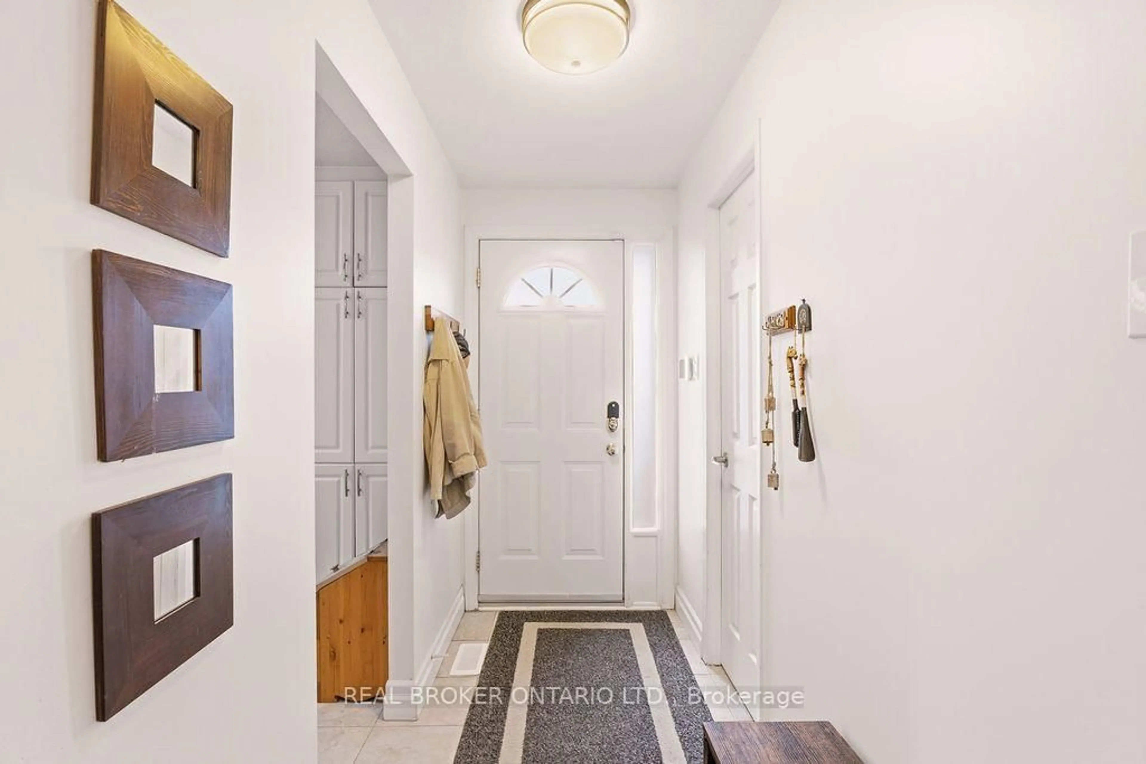 Indoor entryway for 1699E Lamoureux Dr, Ottawa Ontario K1E 2N3