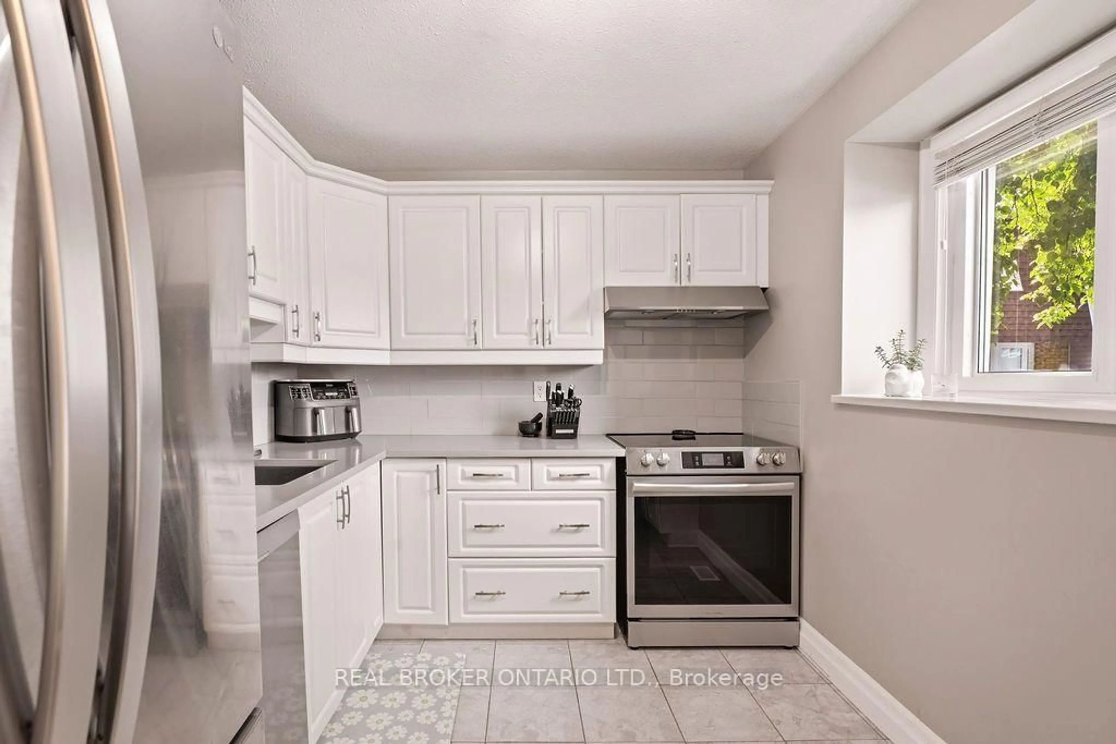 Standard kitchen, unknown for 1699E Lamoureux Dr, Ottawa Ontario K1E 2N3