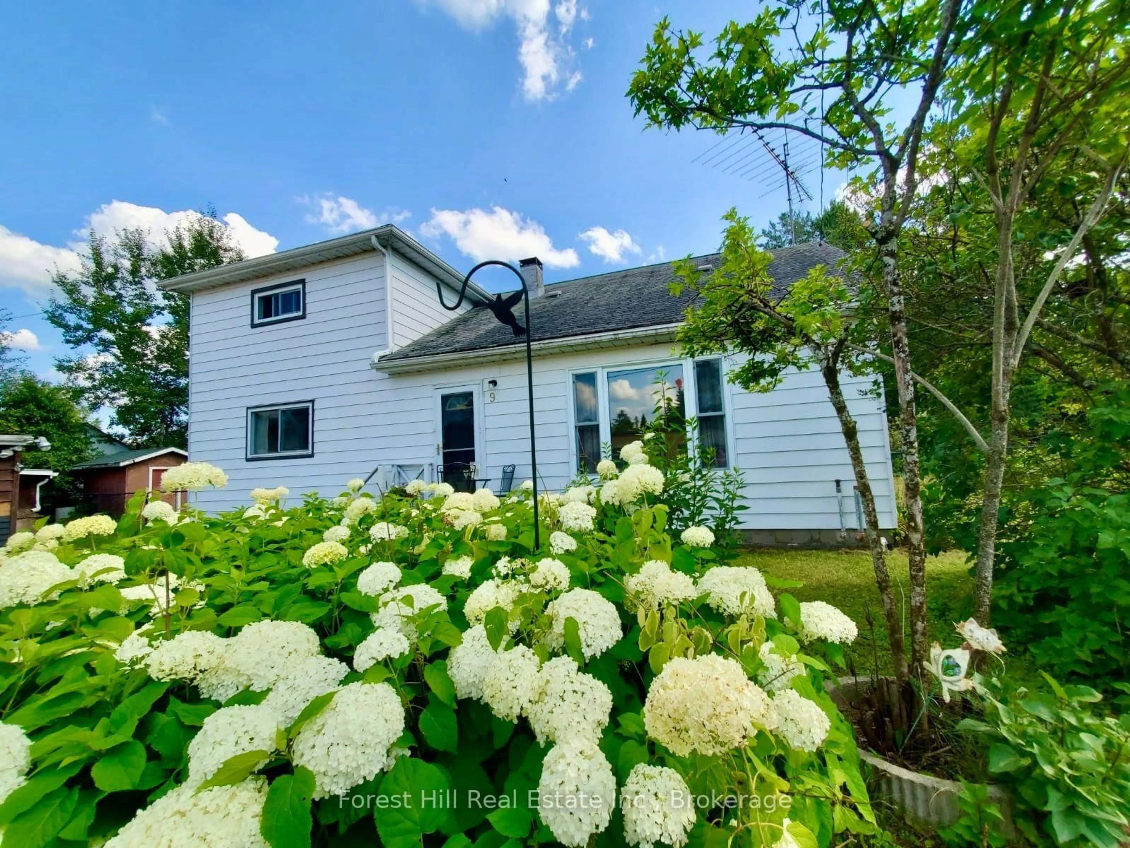 A pic from outside/outdoor area/front of a property/back of a property/a pic from drone, street for 9 Spruce Glen Rd, Huntsville Ontario P1H 1C9