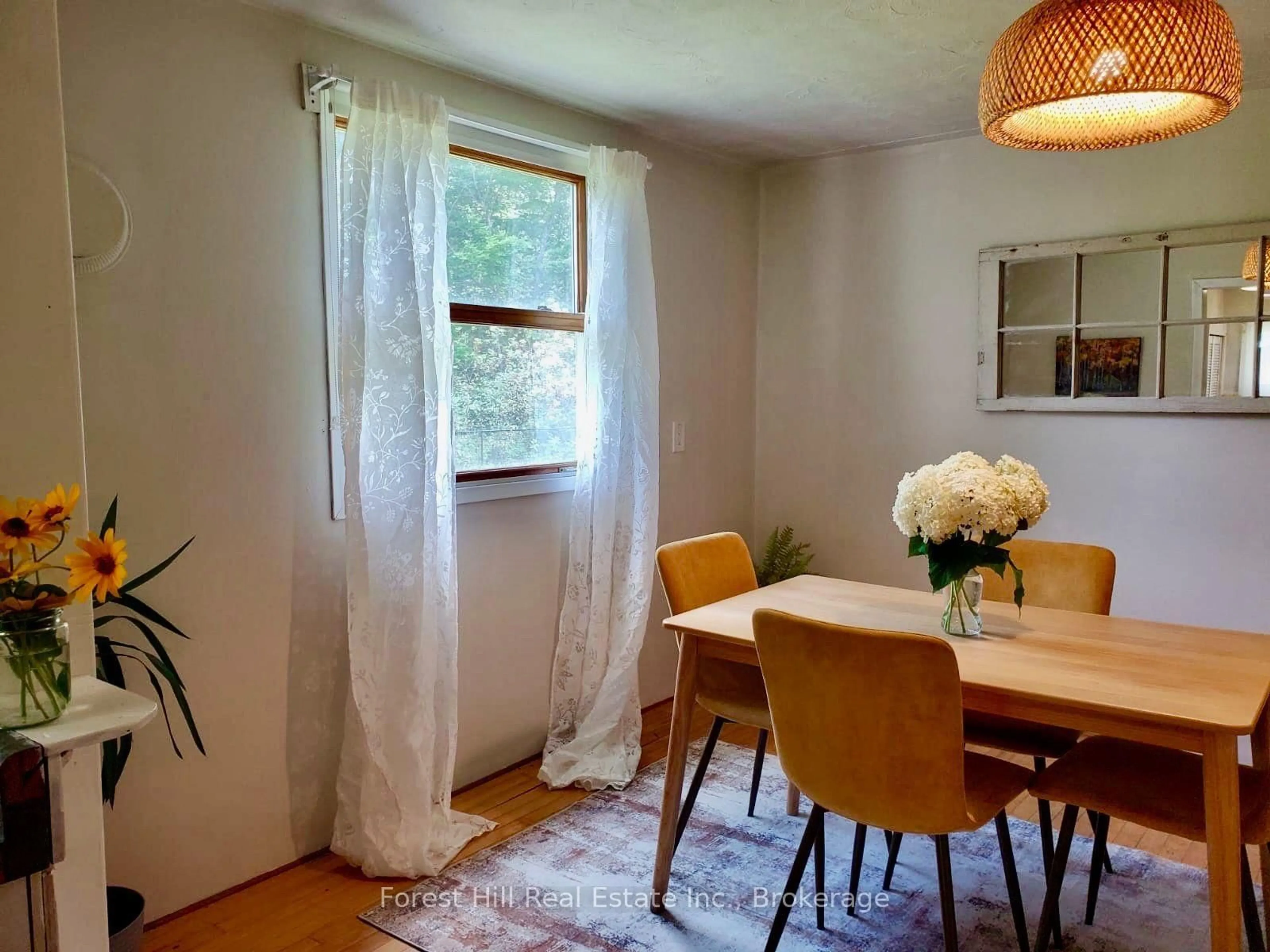 Dining room, wood/laminate floor for 9 Spruce Glen Rd, Huntsville Ontario P1H 1C9