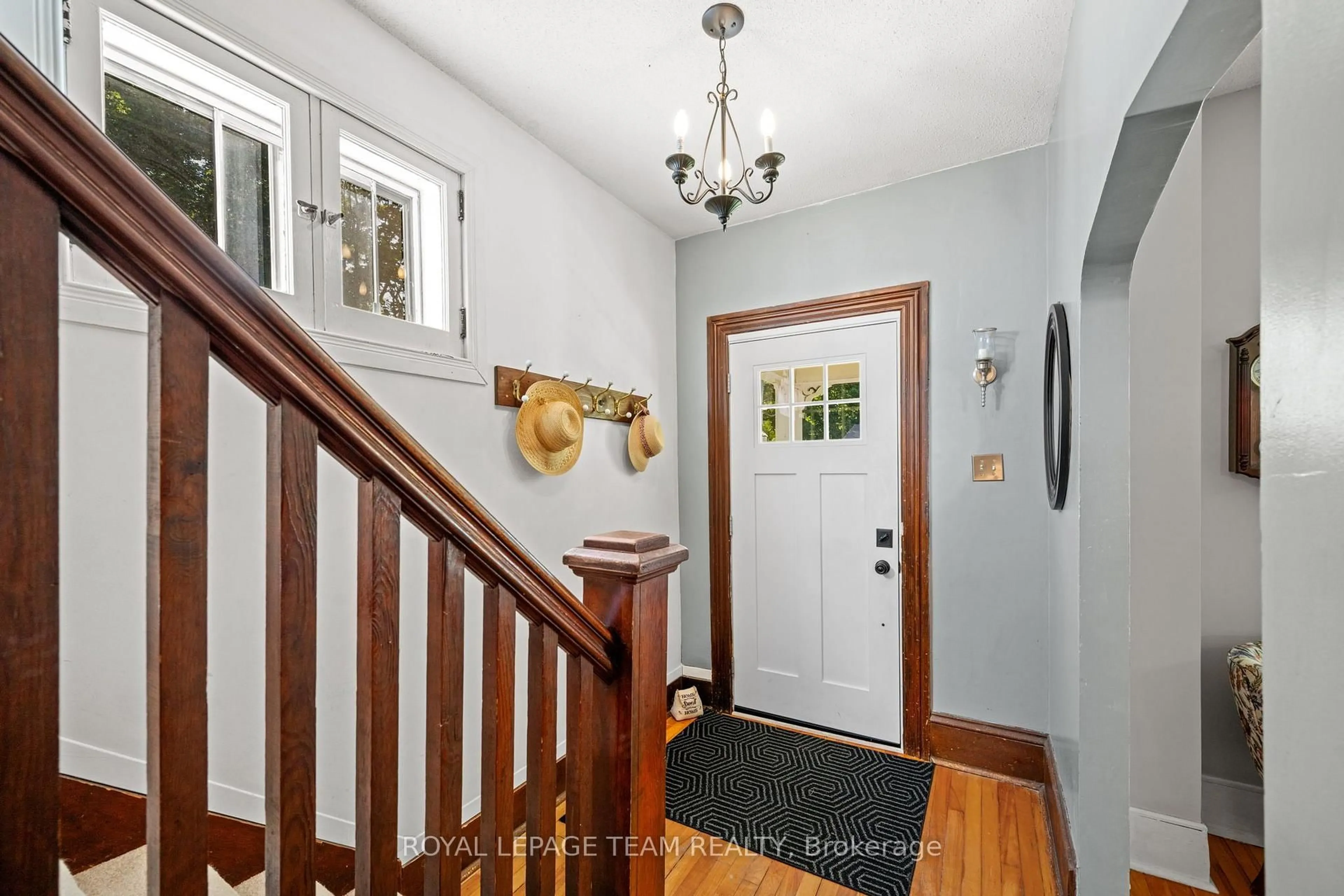 Indoor foyer for 6215 Abbott St, Ottawa Ontario K2S 0B4