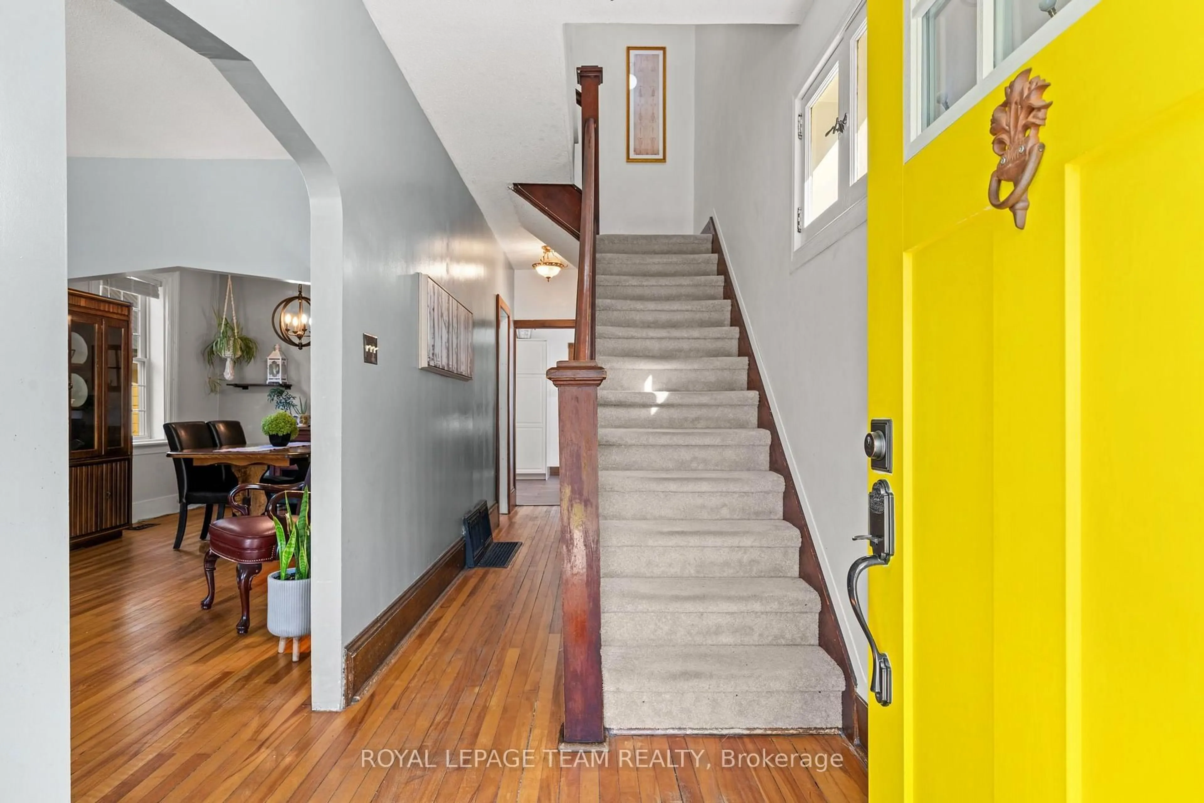 Indoor entryway for 6215 Abbott St, Ottawa Ontario K2S 0B4
