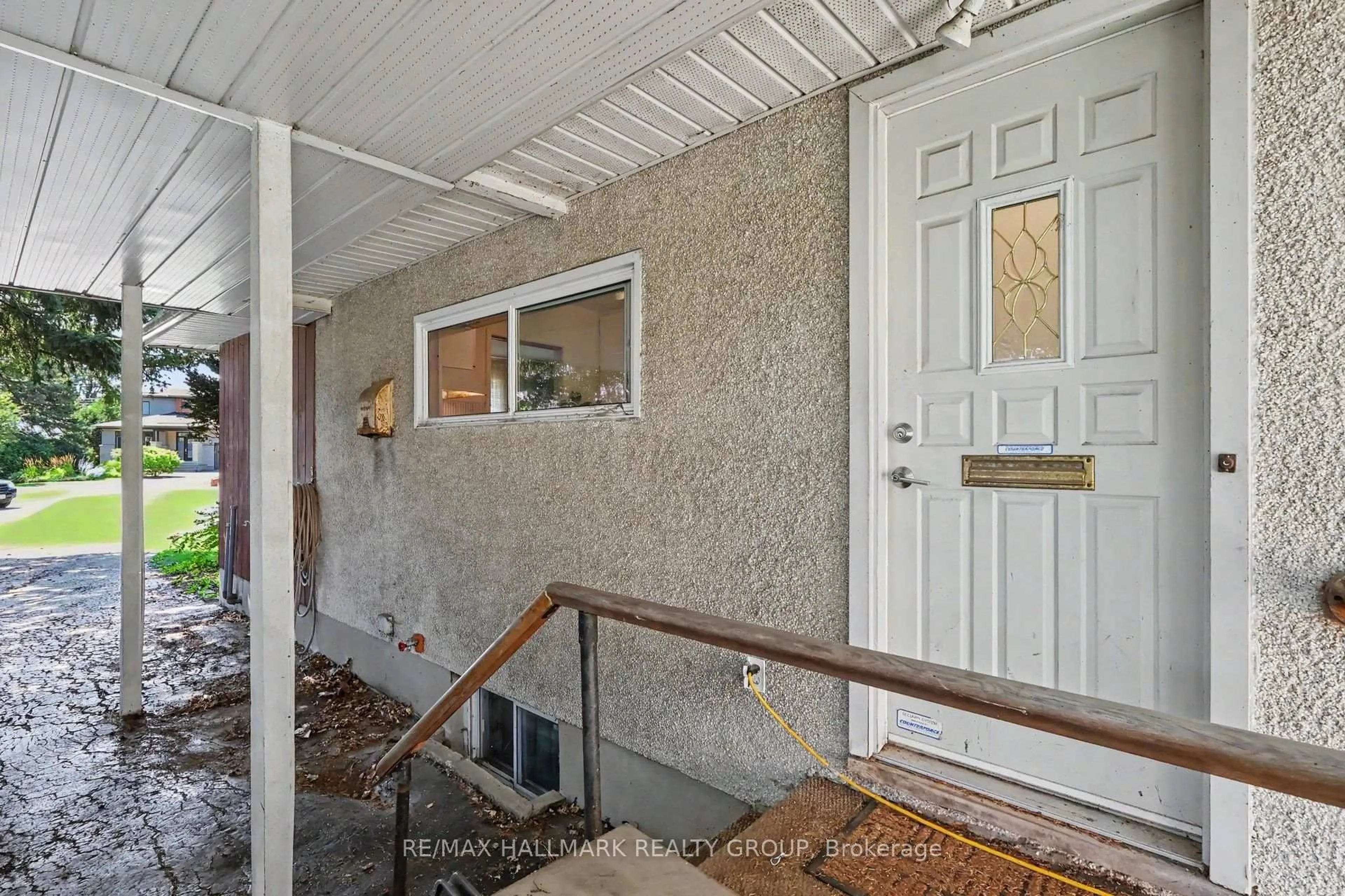 Indoor entryway for 173 Wingham Pl, Ottawa Ontario K1K 2X3